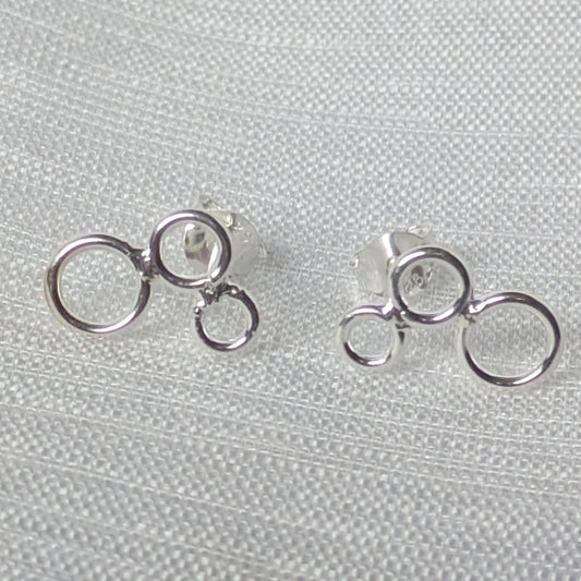 Detaillierte Nahaufnahme der drei verbundenen Kreise der 925 Silber Ohrstecker