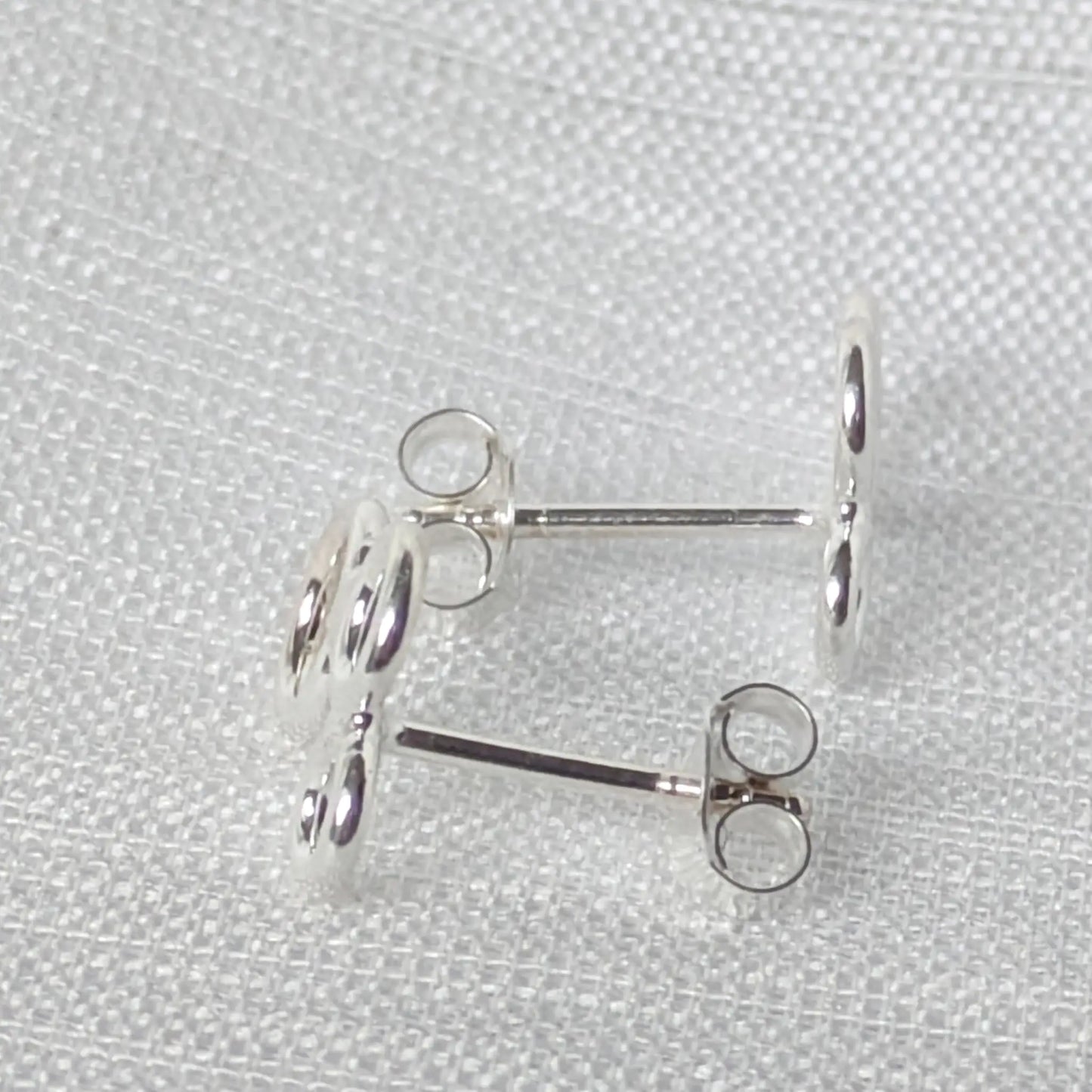 Seitenprofil der flachen Kreis-Ohrstecker mit Fokus auf den hochwertigen Silberstift.