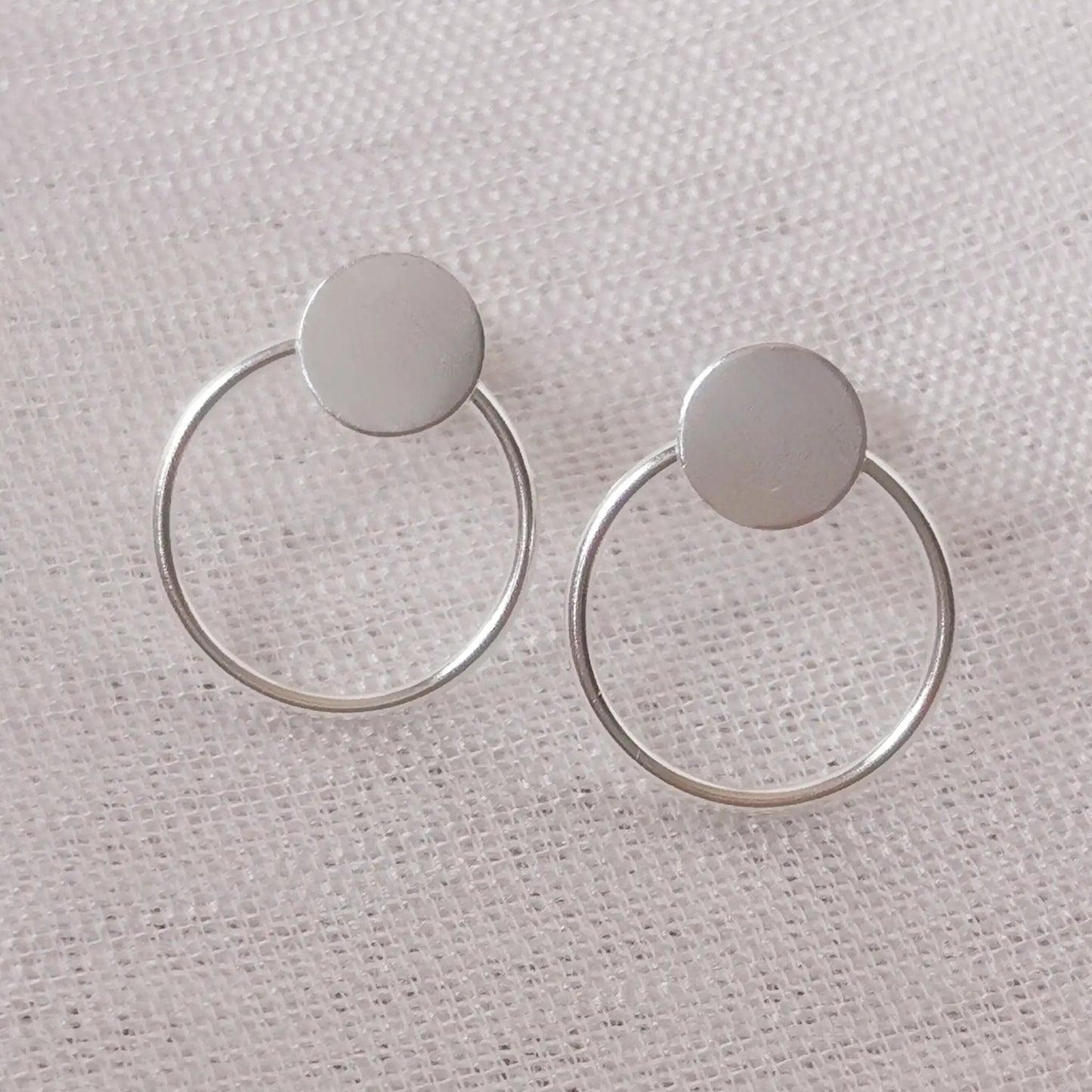Frontalansicht der minimalistischen Kreisoherringe aus 925 Sterling Silber im modernen Scandi-Design.