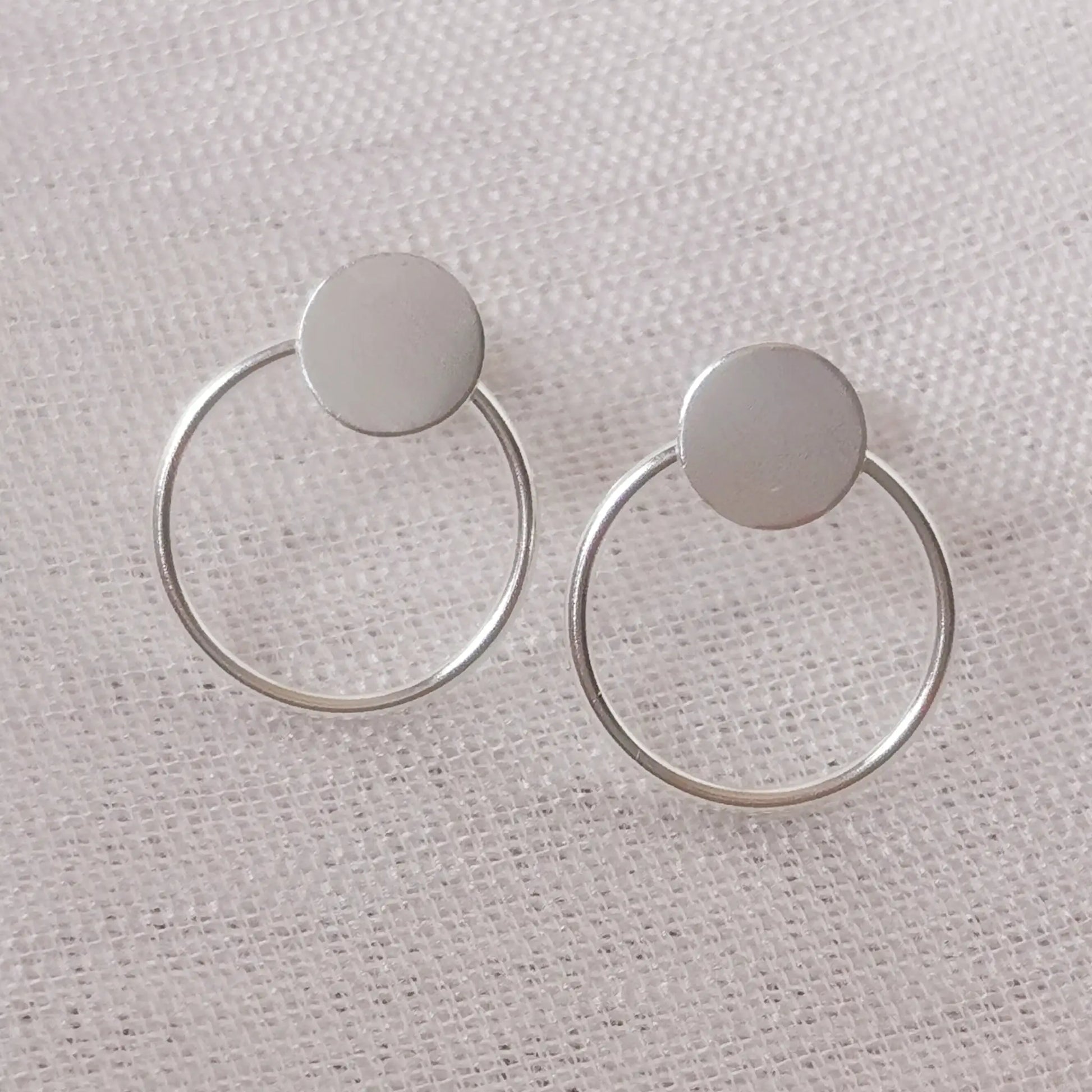 Frontalansicht der minimalistischen Kreisoherringe aus 925 Sterling Silber im modernen Scandi-Design.