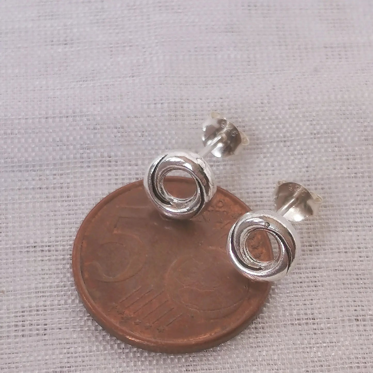 Größenvergleich: Die runden 925er Silber-Ohrringe platziert auf einer 5-Cent-Münze zur Veranschaulichung der Maße.