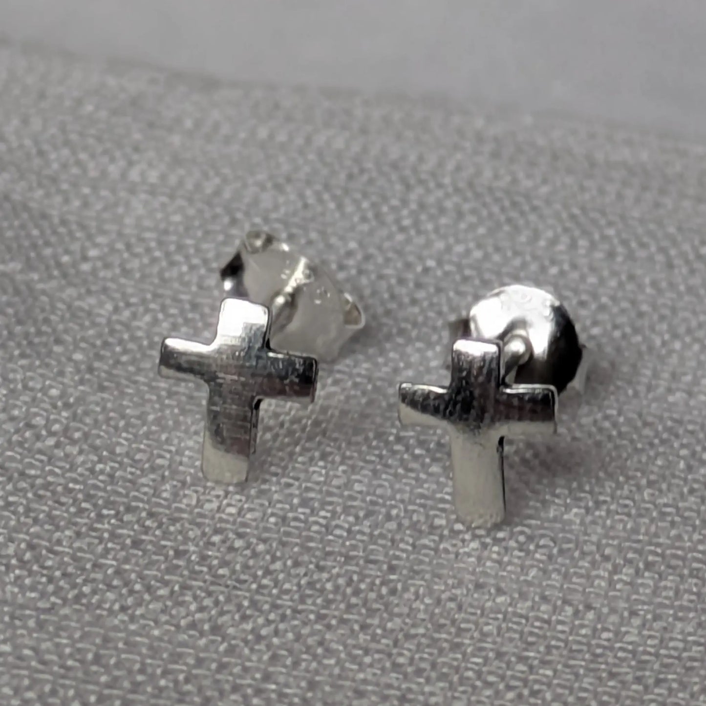 Paarweise Frontalansicht der klassischen Kreuz-Ohrringe aus echtem Silber.