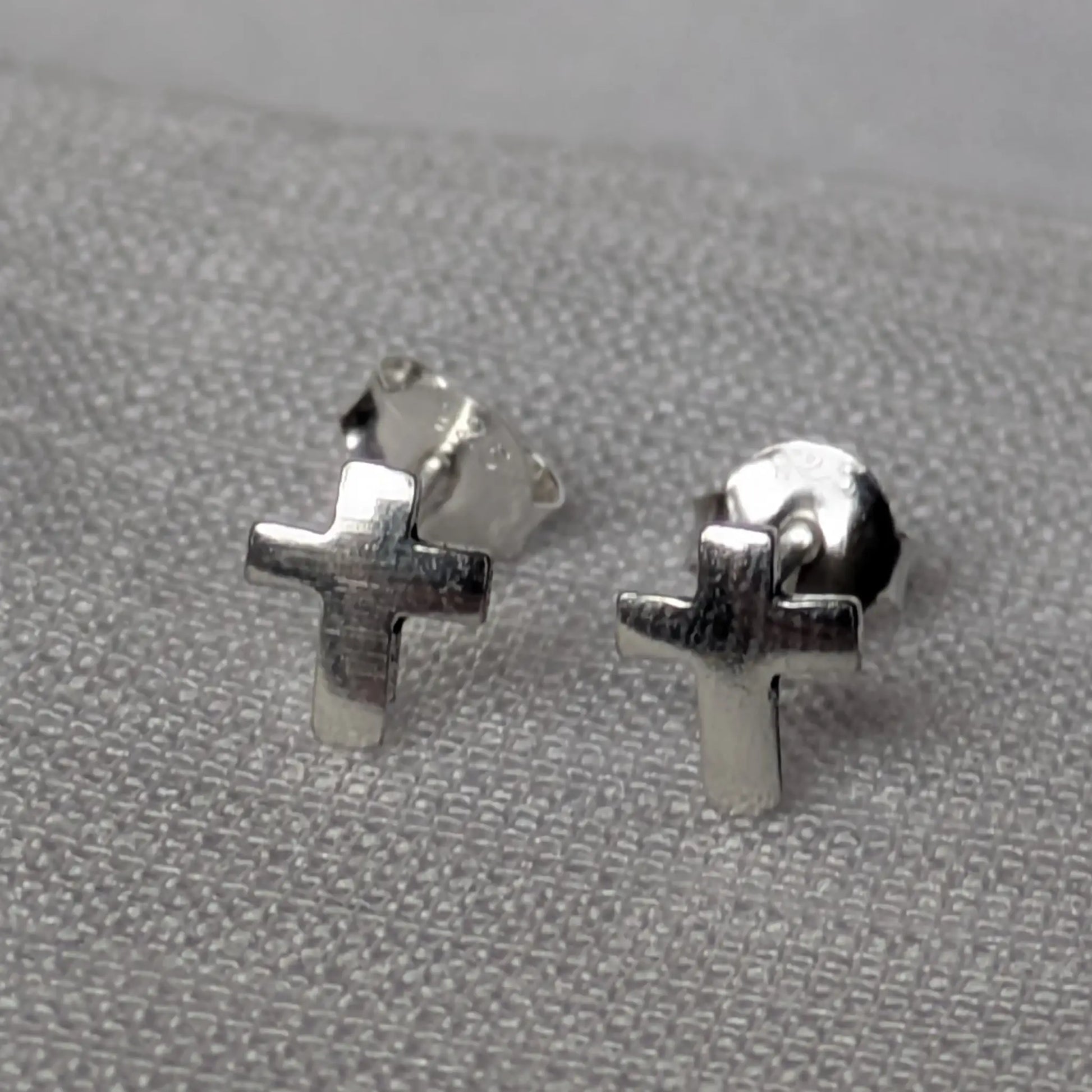 Paarweise Frontalansicht der klassischen Kreuz-Ohrringe aus echtem Silber.