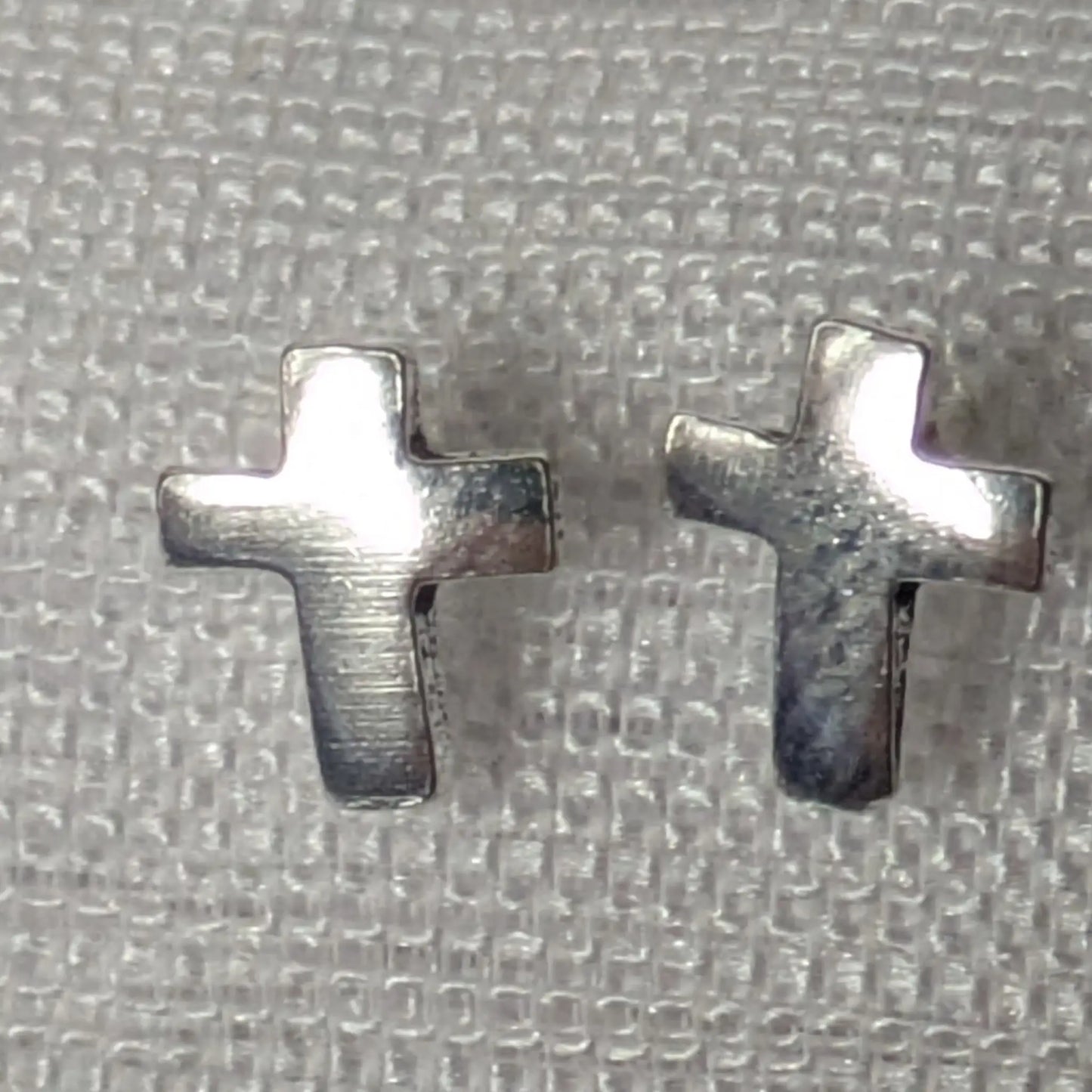 Detailansicht der glänzenden Oberfläche der 925 Silber Kreuz-Ohrstecker.
