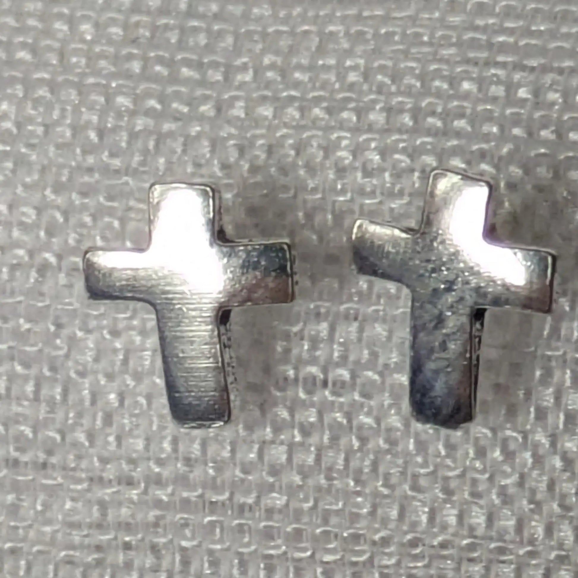 Detailansicht der glänzenden Oberfläche der 925 Silber Kreuz-Ohrstecker.