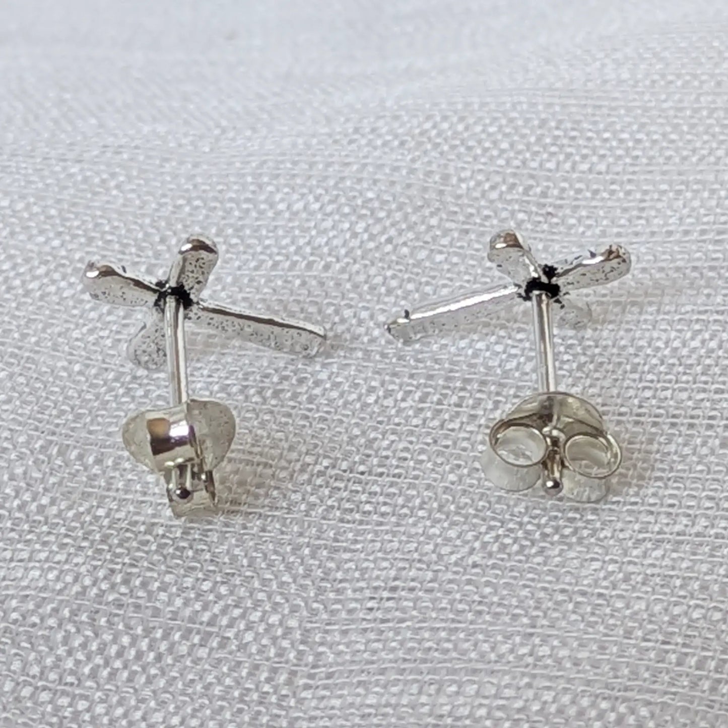 Rückansicht der 925 Silber Kreuz Ohrringe mit Ohrmutter-Verschluss für sicheren Halt.