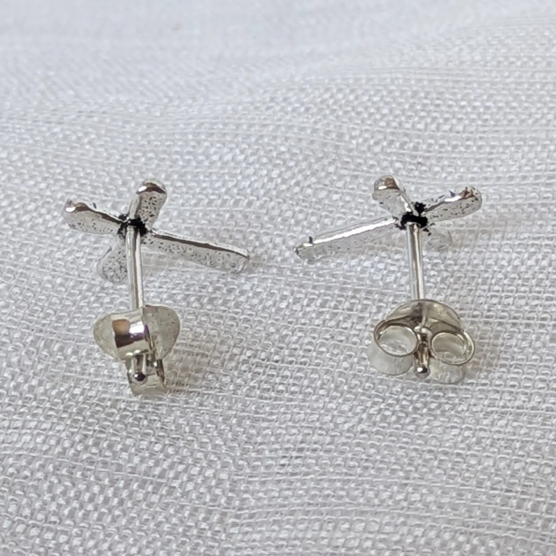 Rückansicht der 925 Silber Kreuz Ohrringe mit Ohrmutter-Verschluss für sicheren Halt.
