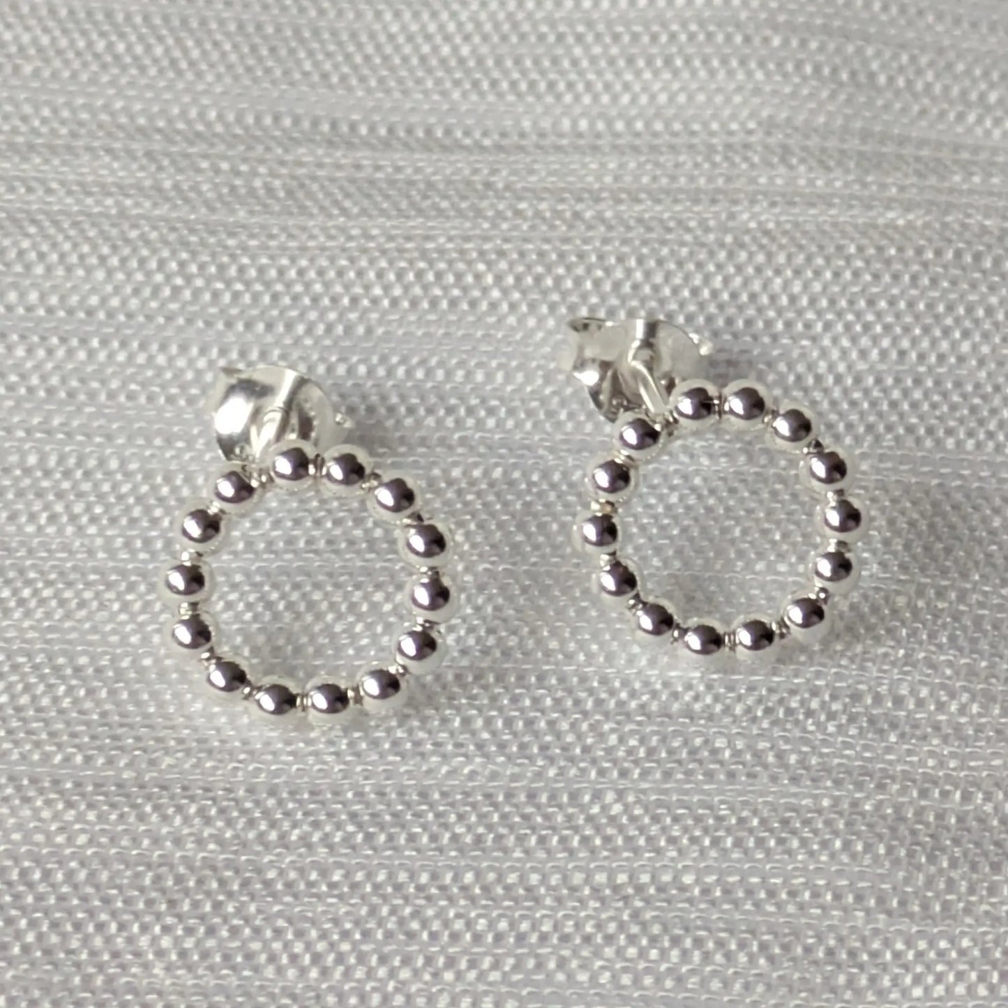 Frontale Ansicht der runden 925 Silber Ohrstecker aus kleinen Kugeln.