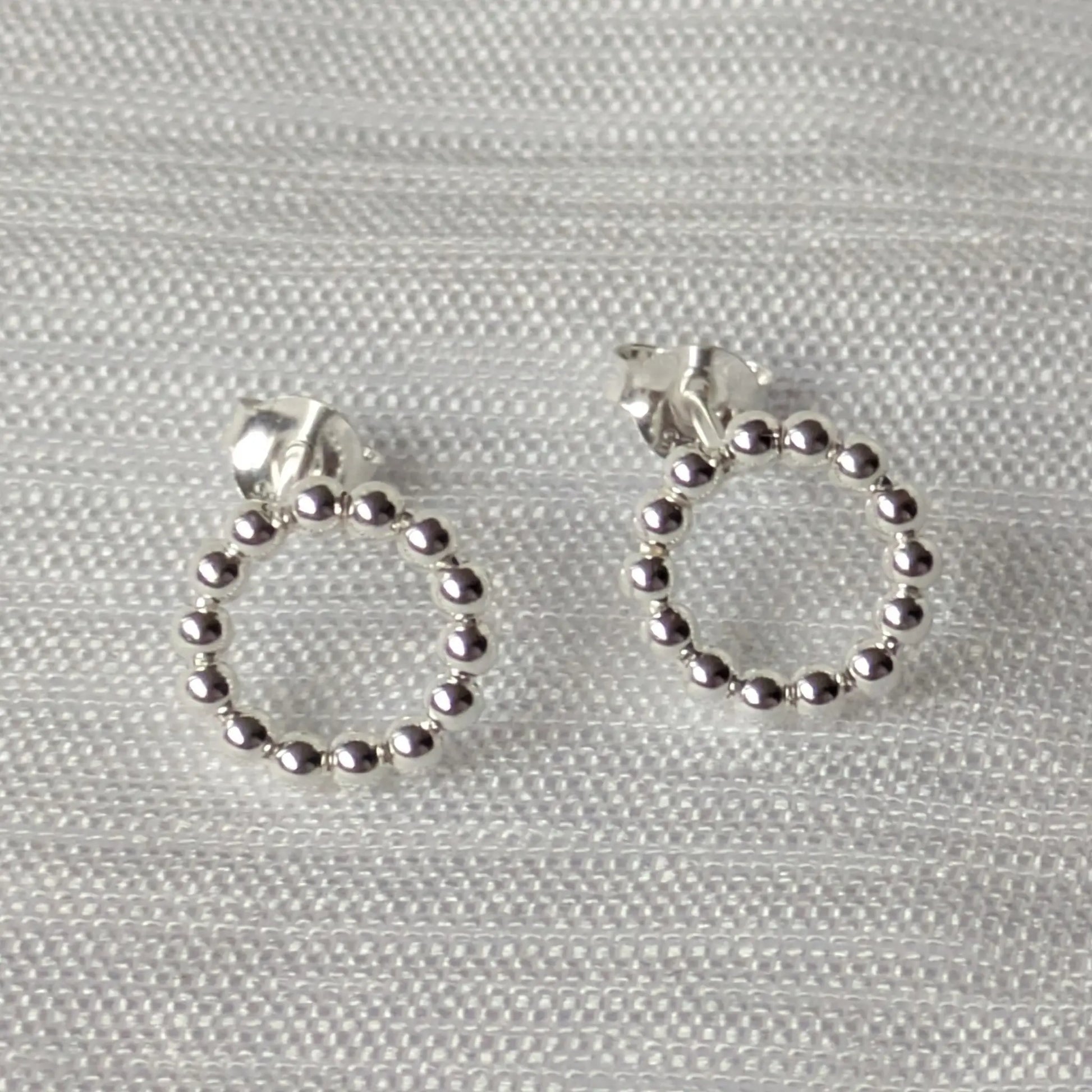 Frontale Ansicht der runden 925 Silber Ohrstecker aus kleinen Kugeln.