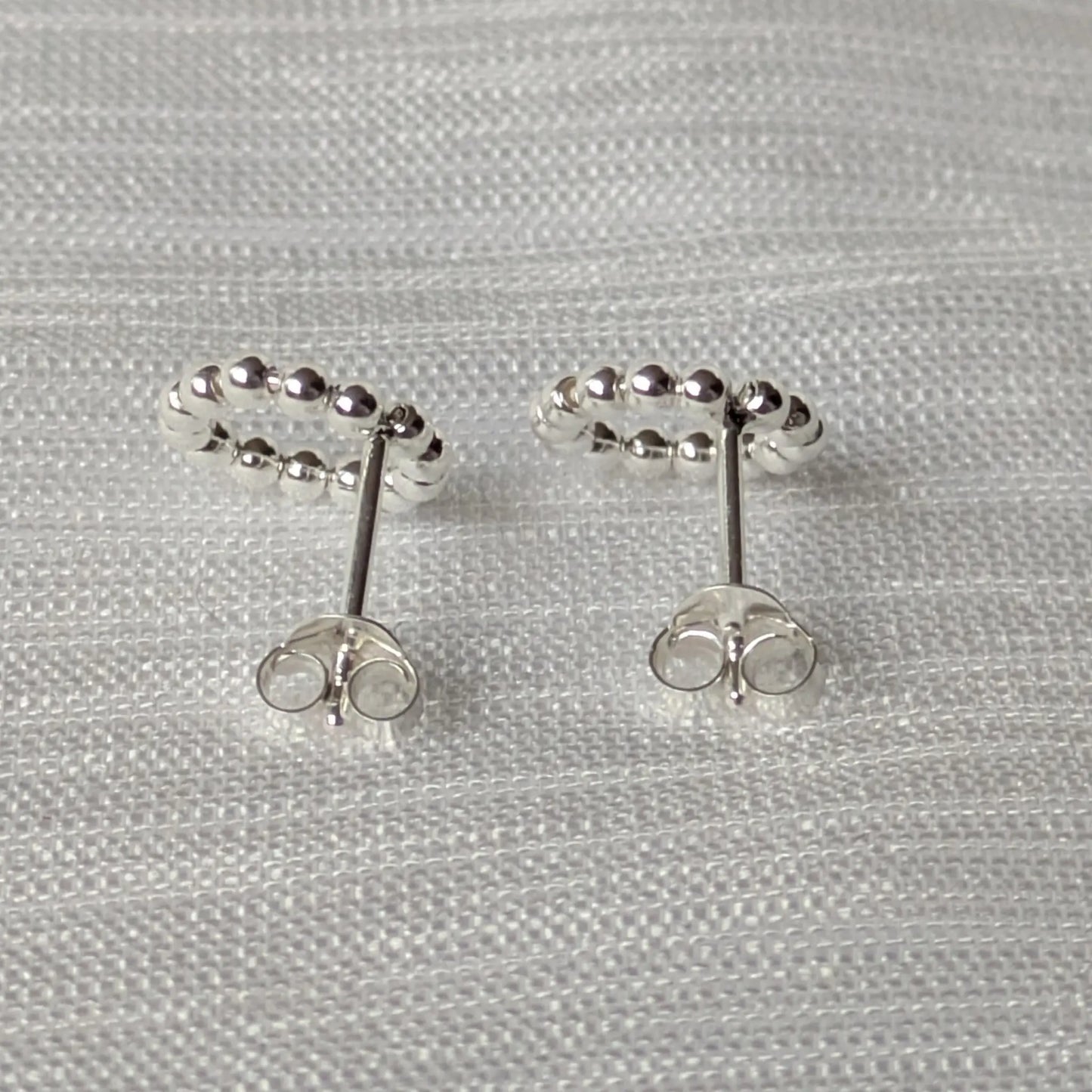 Rückseite der silbernen Circle-Ohrstecker mit Butterfly-Verschluss.