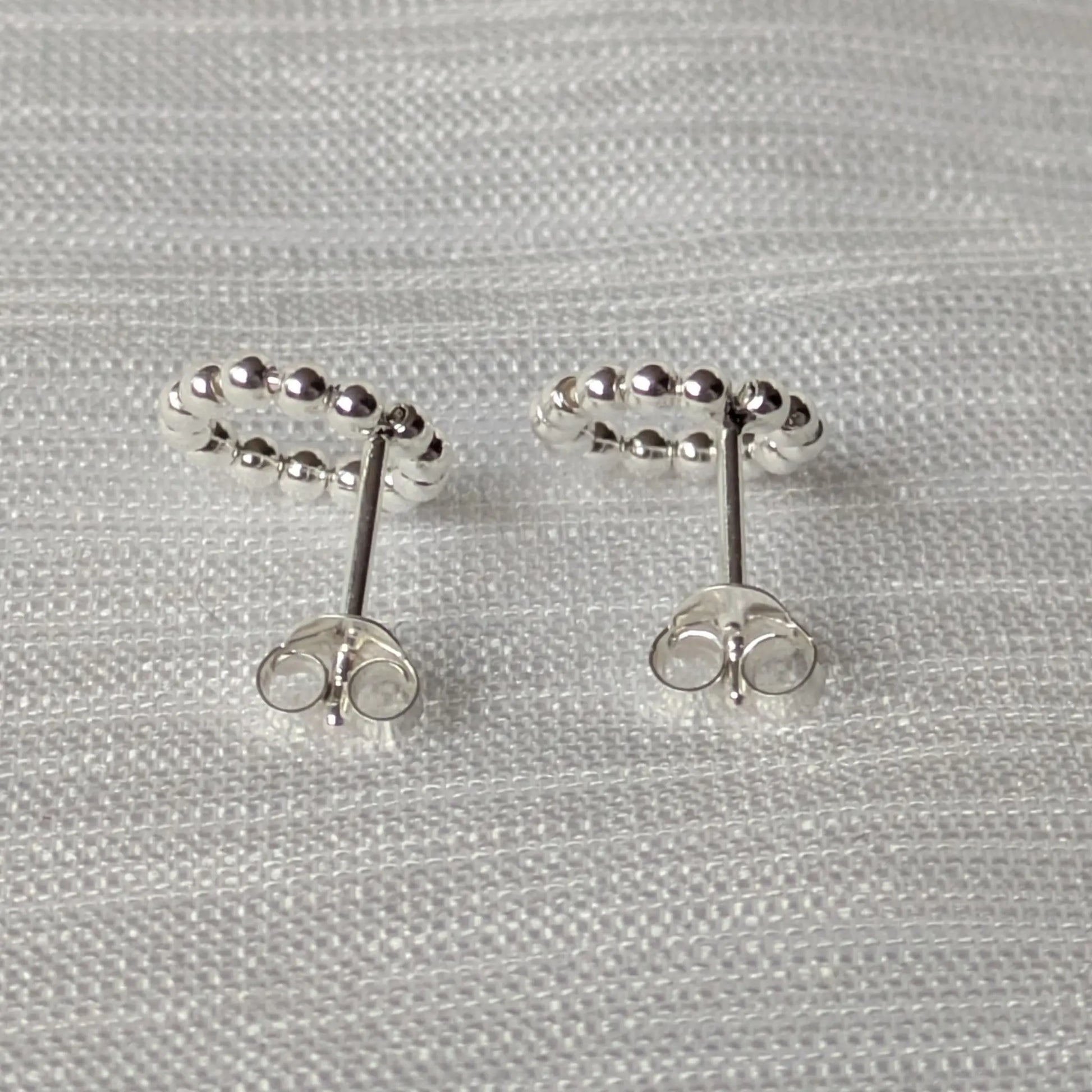 Rückseite der silbernen Circle-Ohrstecker mit Butterfly-Verschluss.
