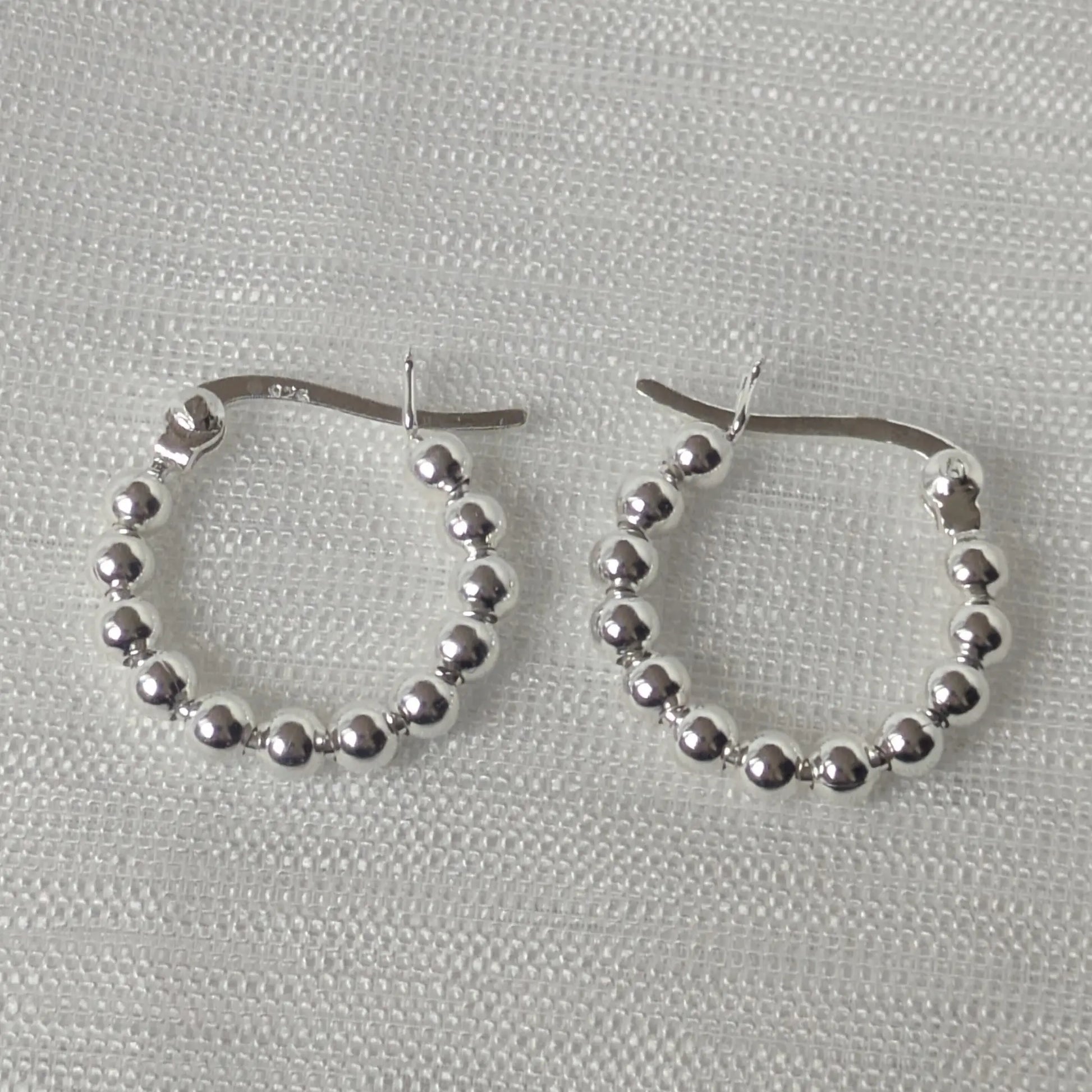 Nahaufnahme der kleinen, detaillierten Silberperlen der 925 Sterling Silber Perlen Creole