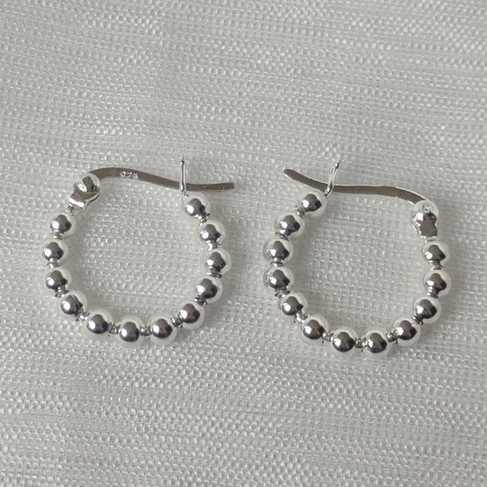 Nahaufnahme der kleinen, detaillierten Silberperlen der 925 Sterling Silber Perlen Creole