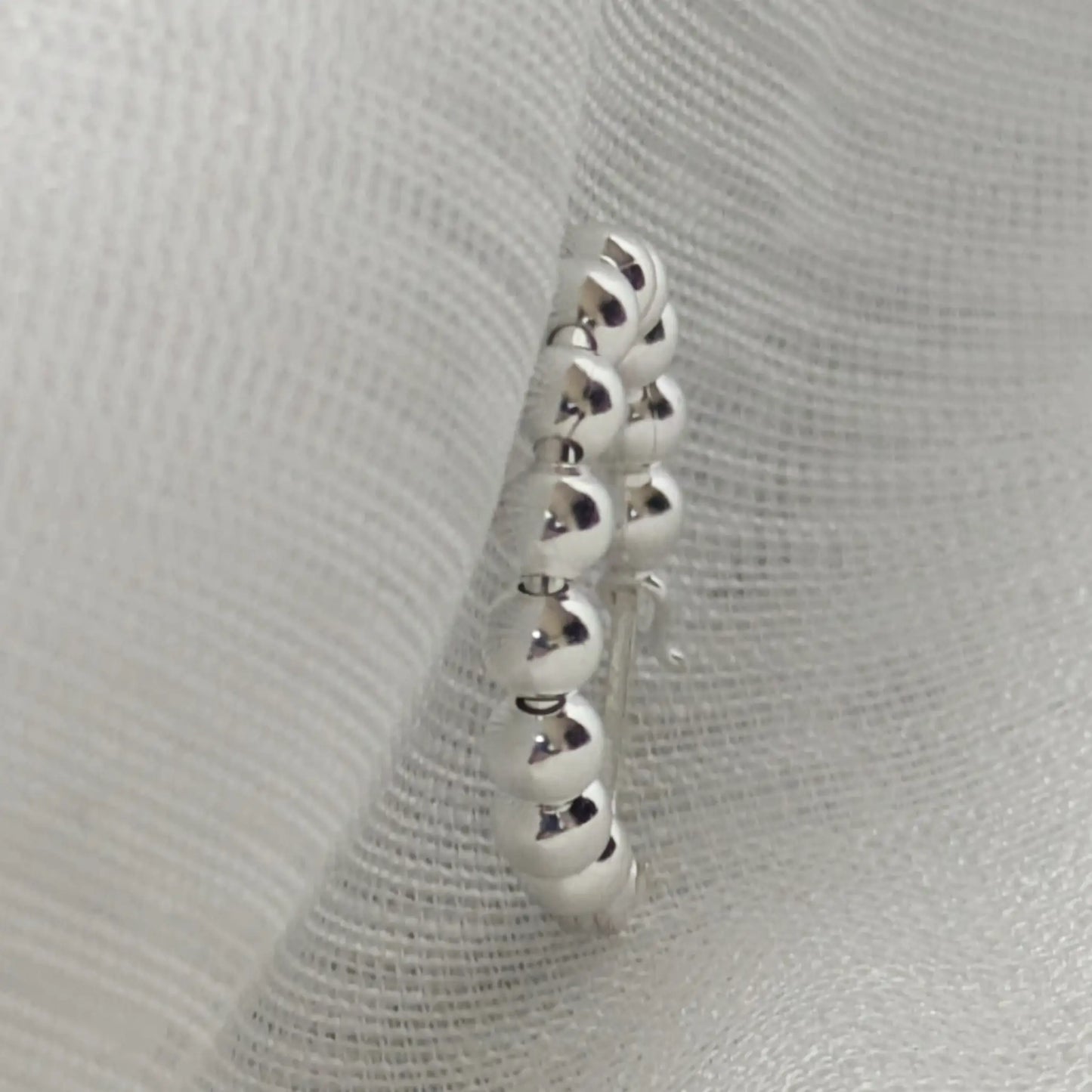Seitenansicht einer 925 Silber Beaded Hoop Creole, die den sicheren Verschluss zeigt.