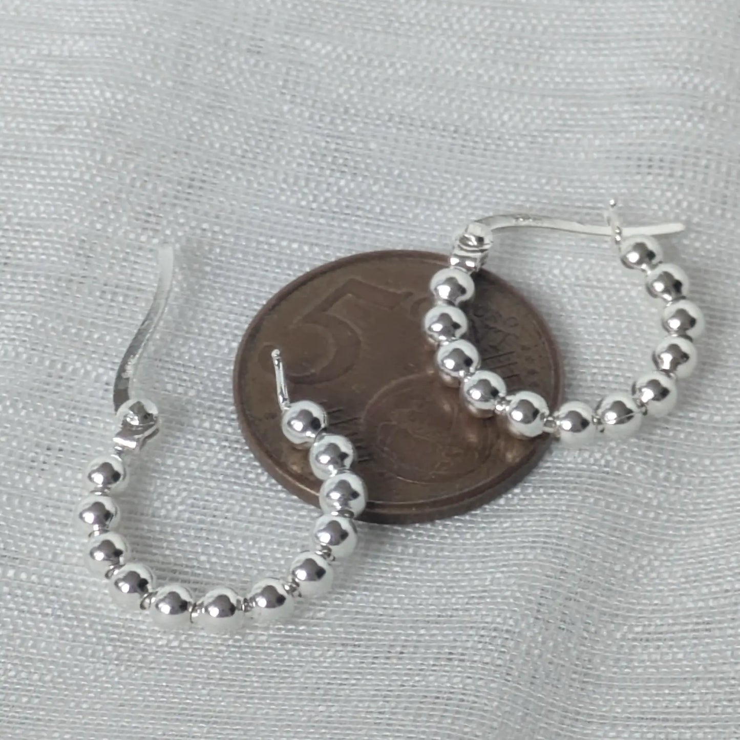 Die 925 Sterling Silber Kugelcreole im Größenvergleich auf einer 5-Cent-Münze