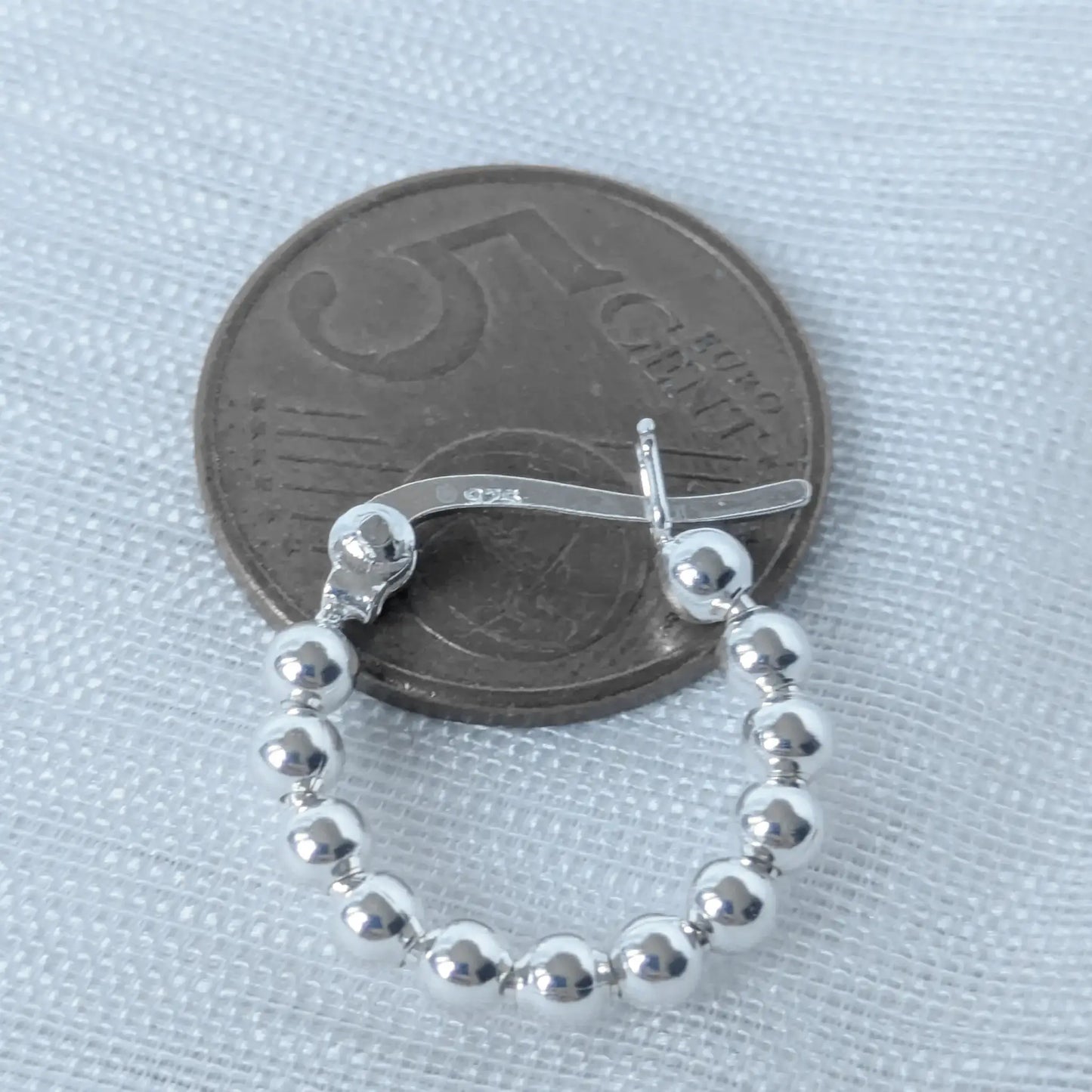 Die 925 Sterling Silber Kugelcreole im Größenvergleich auf einer 5-Cent-Münze