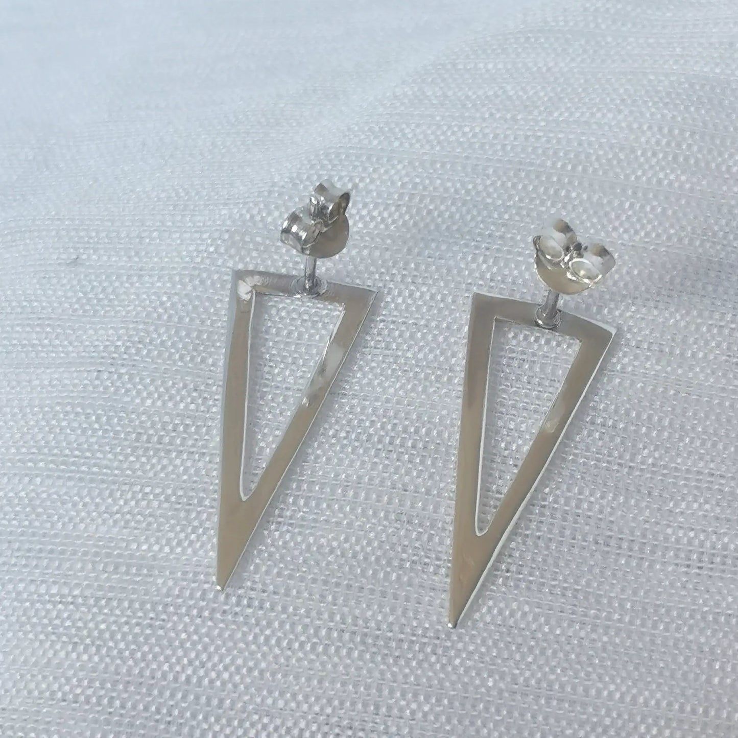Rückseite der offenen Keil-Ohrringe aus Silber mit Fokus auf die Ohrmutter-Verschlüsse und den eingeprägten 925-Stempel.