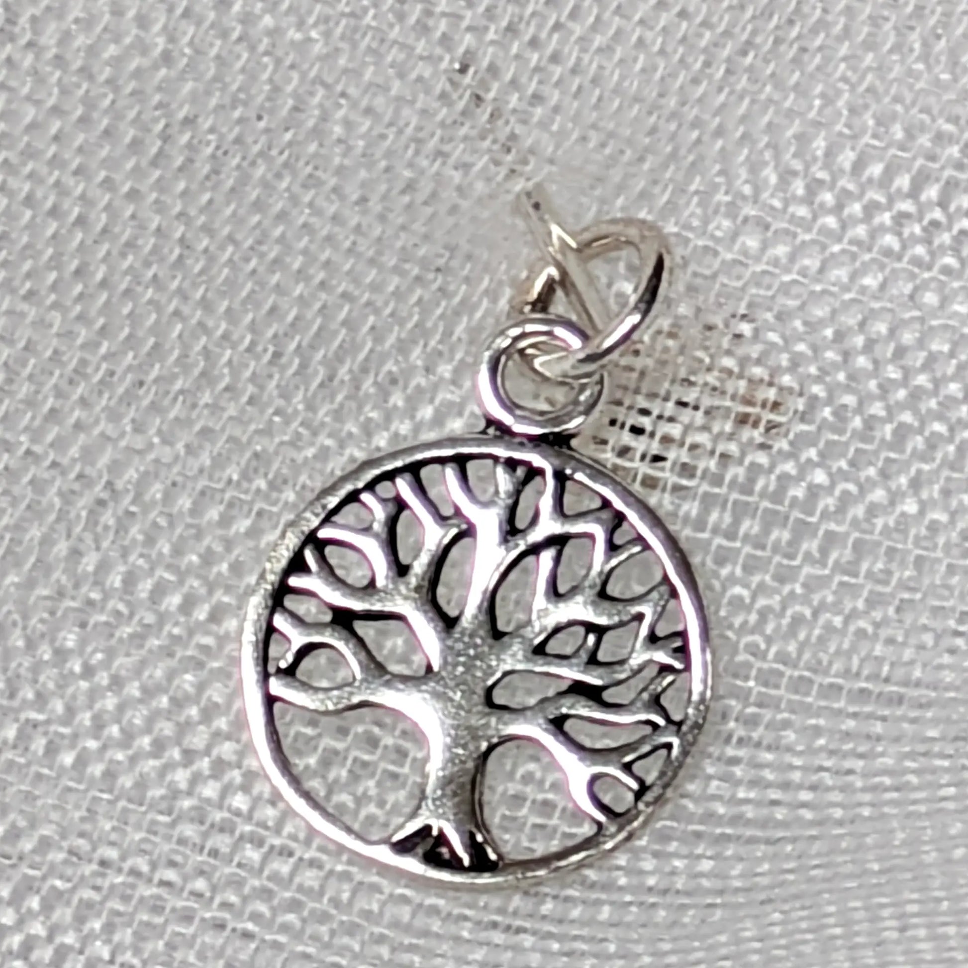 Frontale Ansicht des Tree of Life Kettenanhängers aus Sterling Silber mit glanzpolierten Oberflächen.
