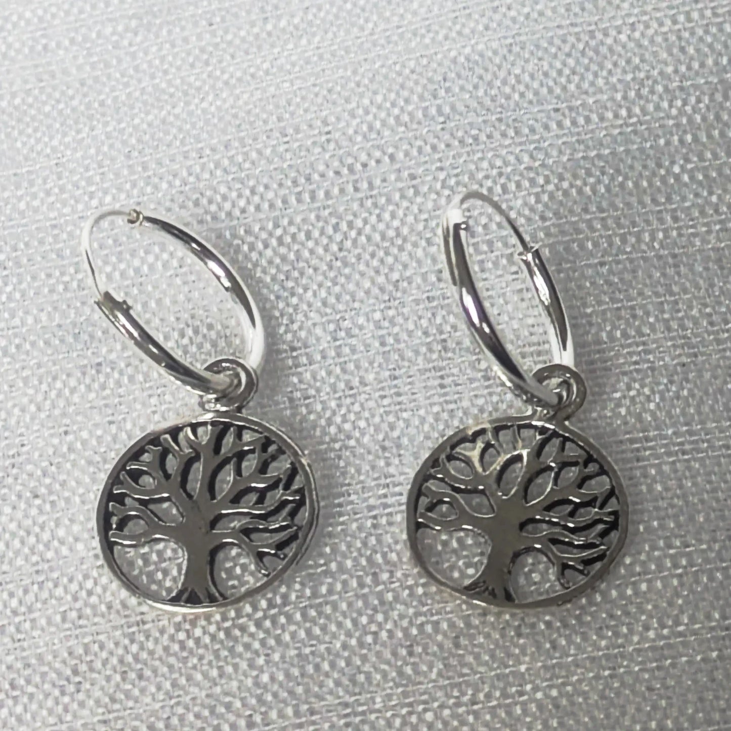 Frontalansicht der runden Tree of Life Ohrhänger aus Sterling Silber.