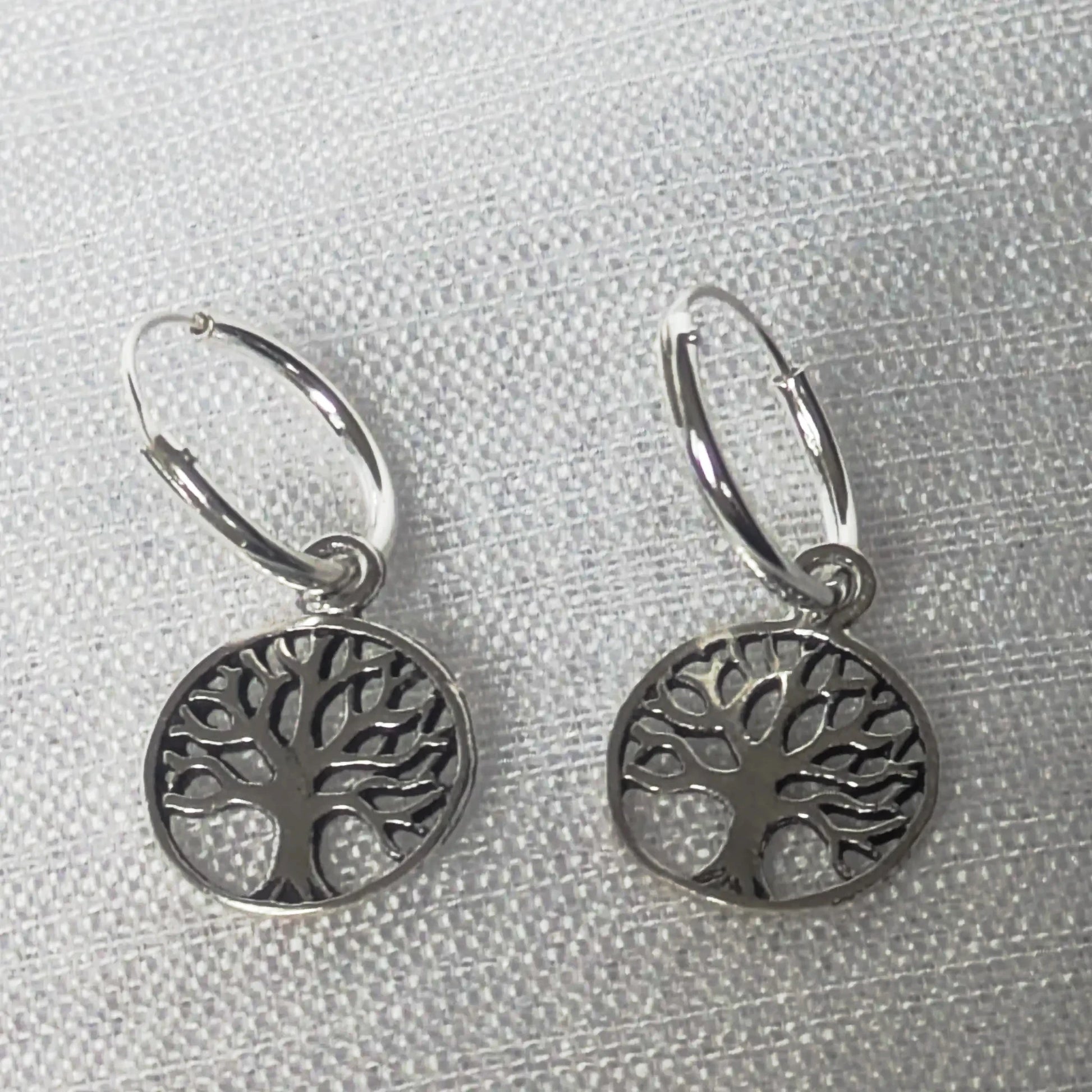 Frontalansicht der runden Tree of Life Ohrhänger aus Sterling Silber.