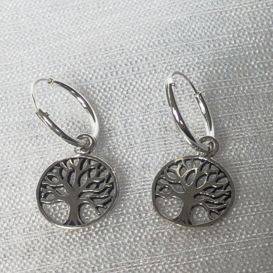 Frontalansicht der runden Tree of Life Ohrhänger aus Sterling Silber.