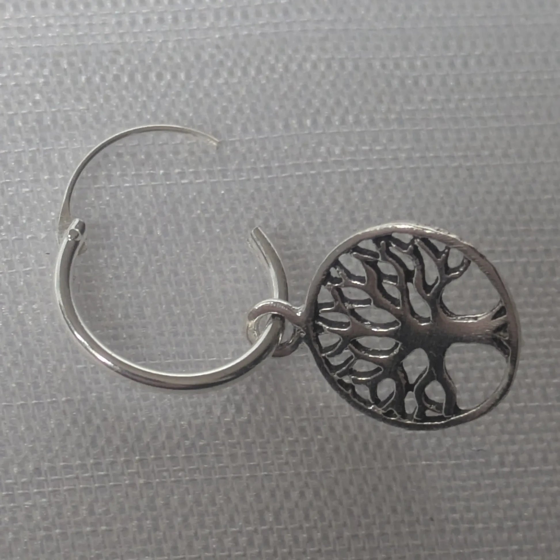 Detailansicht Schanierverschluss der 925 Silber Creolen mit Baum des Lebens Anhänger.
