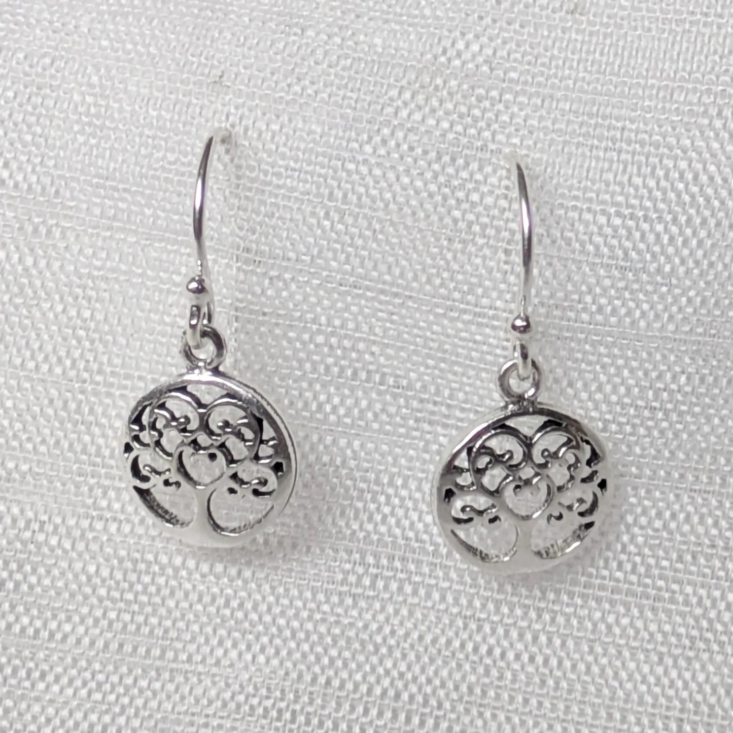 Frontale Ansicht der zarten Tree of Life Herz-Ohrringe aus Sterling Silber im filigranen Cut-Out-Design.