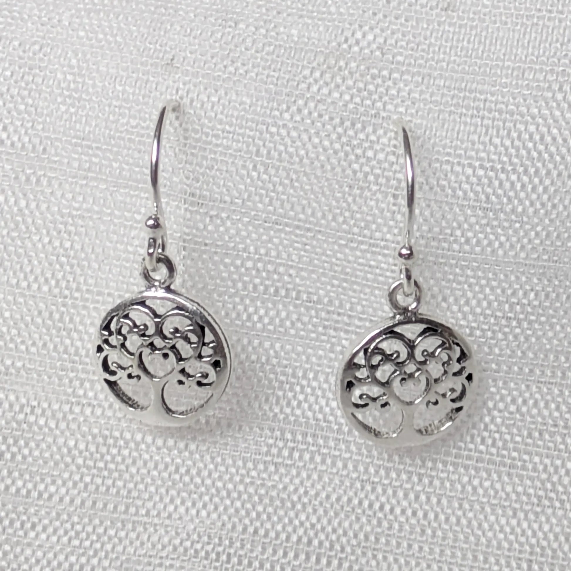 Frontale Ansicht der zarten Tree of Life Herz-Ohrringe aus Sterling Silber im filigranen Cut-Out-Design.