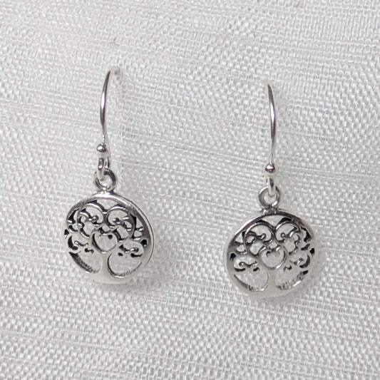 Frontale Ansicht der zarten Tree of Life Herz-Ohrringe aus Sterling Silber im filigranen Cut-Out-Design.