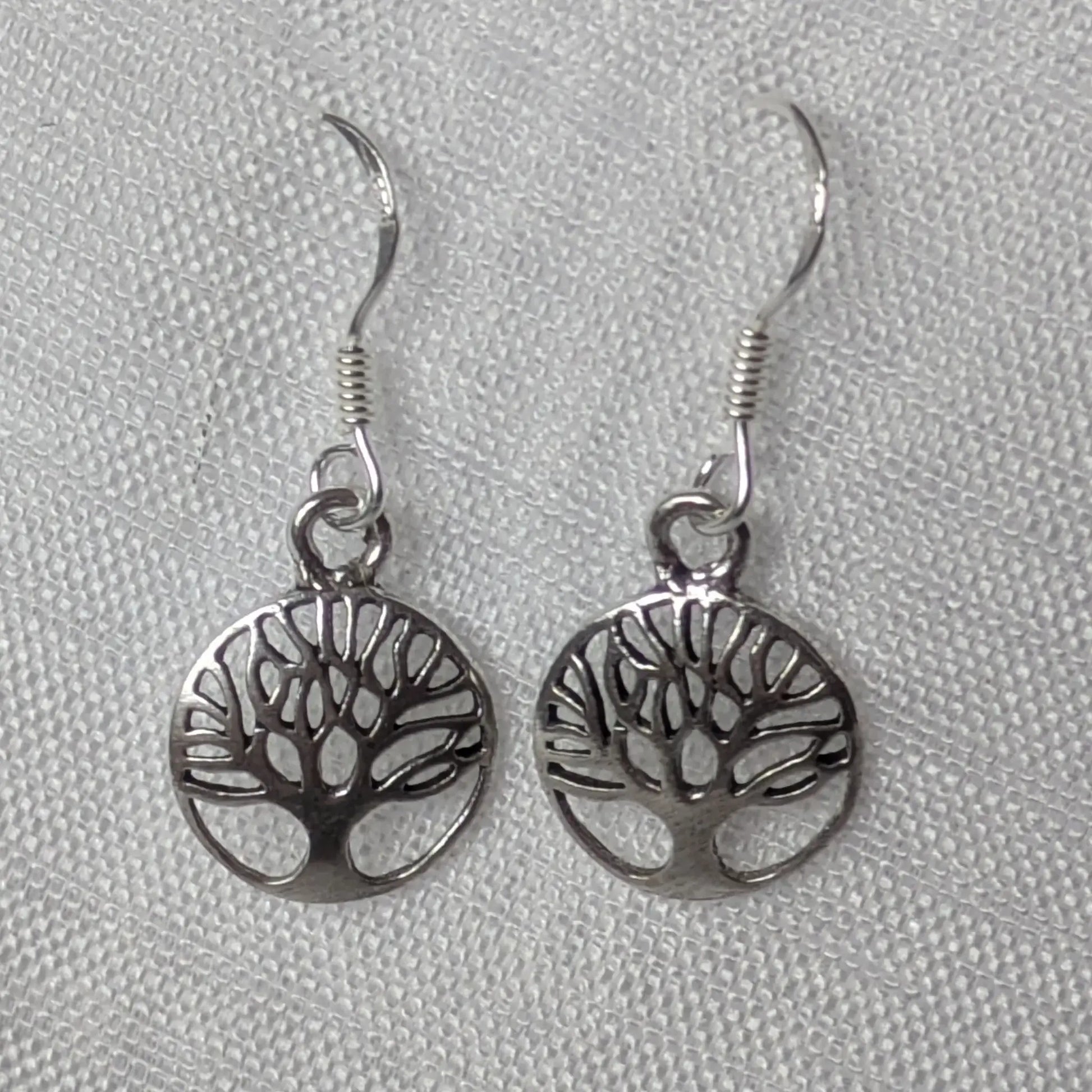 Detailaufnahme der filigranen Lebensbaum-Anhänger aus 925 Sterling Silber.