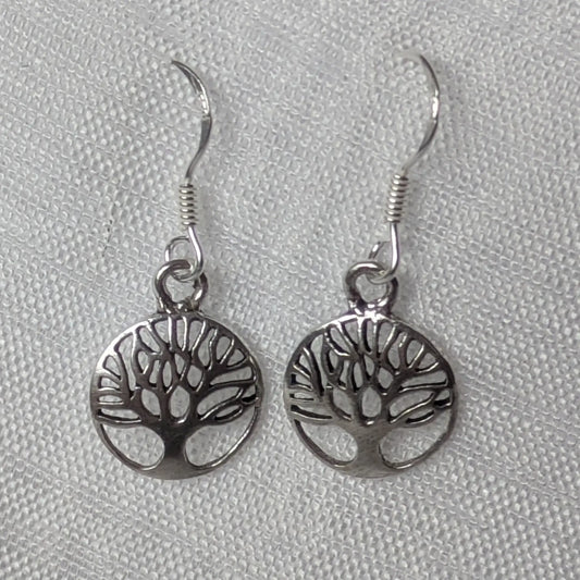 Detailaufnahme der filigranen Lebensbaum-Anhänger aus 925 Sterling Silber.