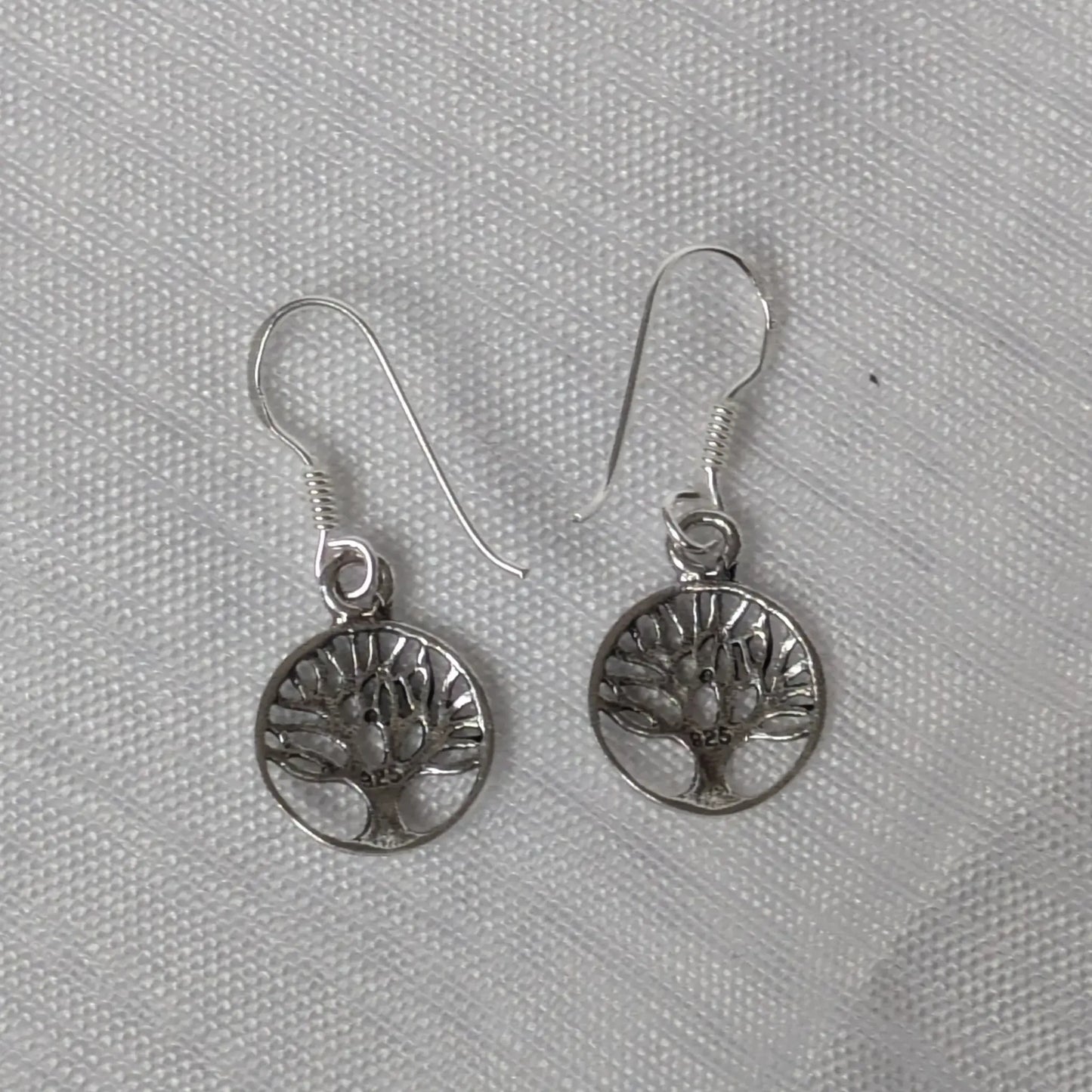 Rückseite der polierten 925 Silber-Ohrhänger mit Lebensbaum-Motiv.