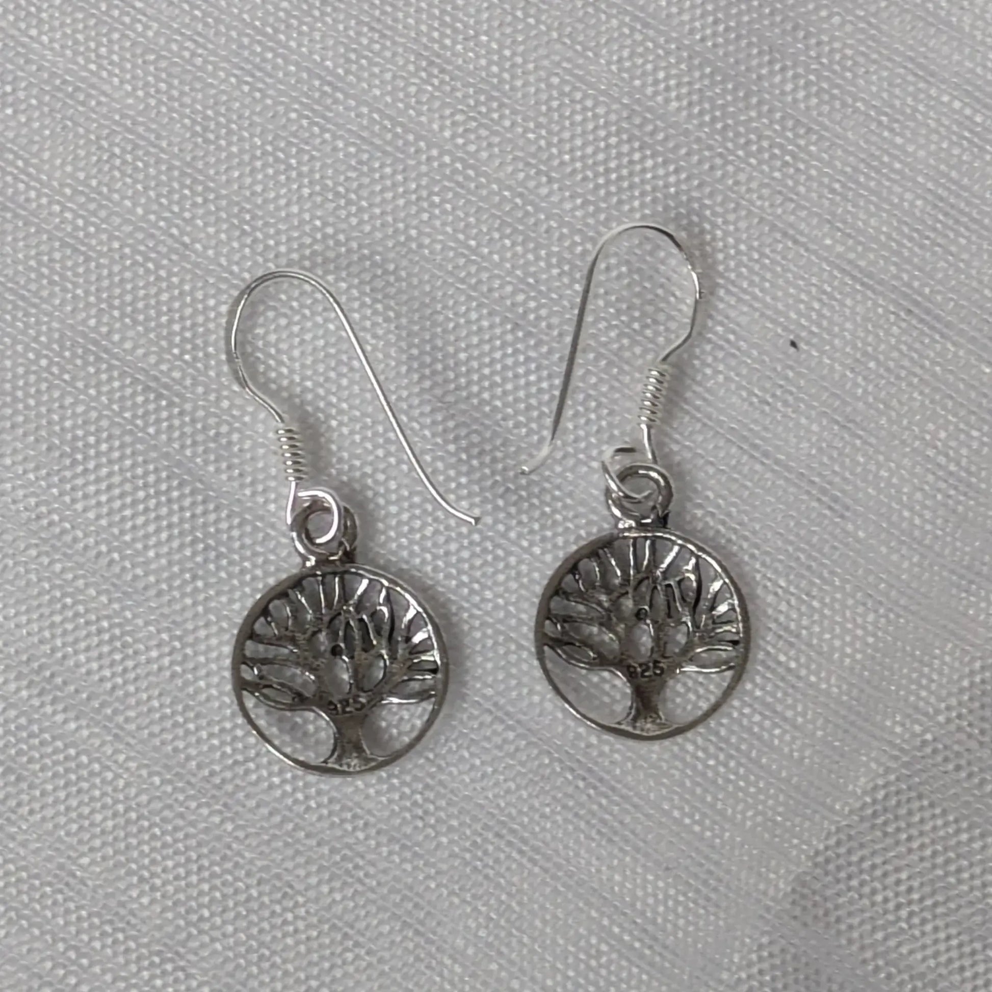 Rückseite der polierten 925 Silber-Ohrhänger mit Lebensbaum-Motiv.