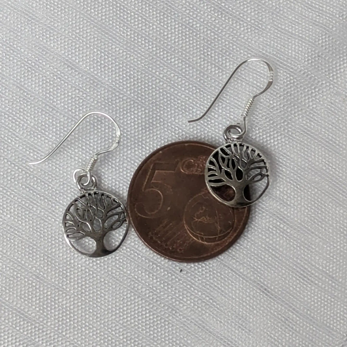Größenvergleich der Lebensbaum-Anhänger neben einer 5-Cent-Münze.