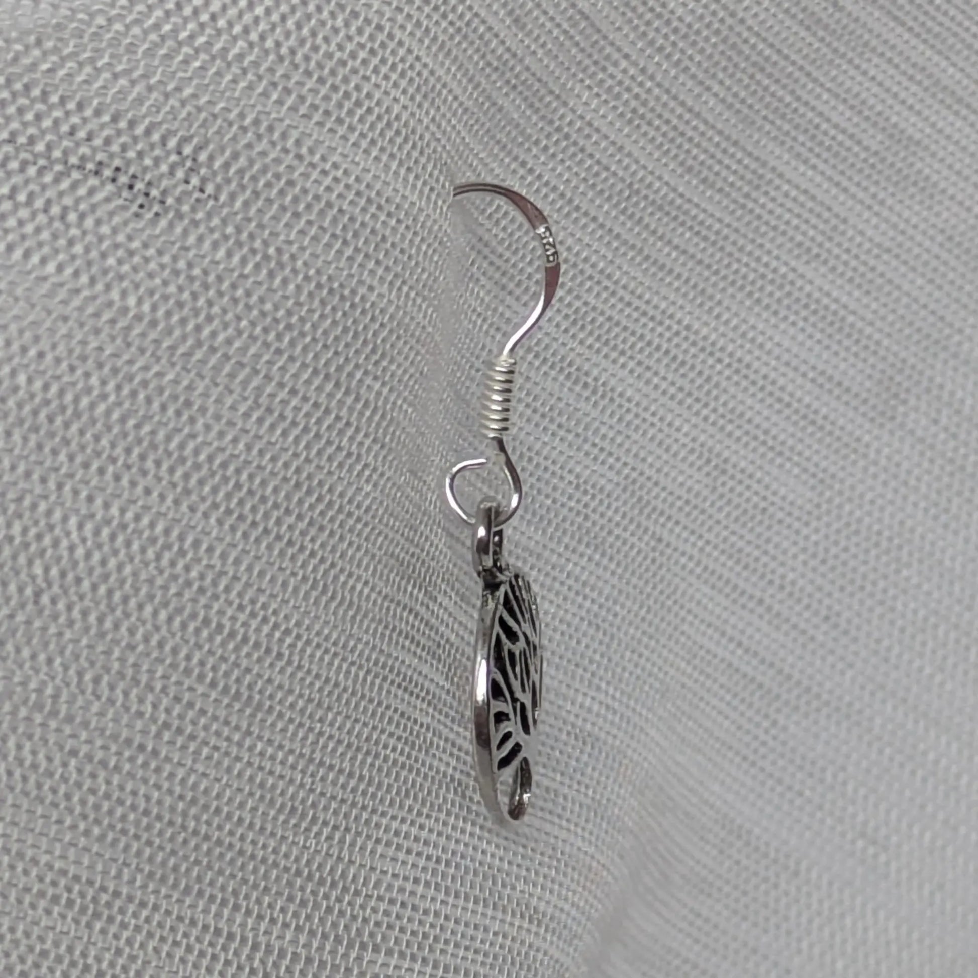 Seitenansicht der silbernen Lebensbaum-Ohrringe mit Fischhaken-Verschluss.