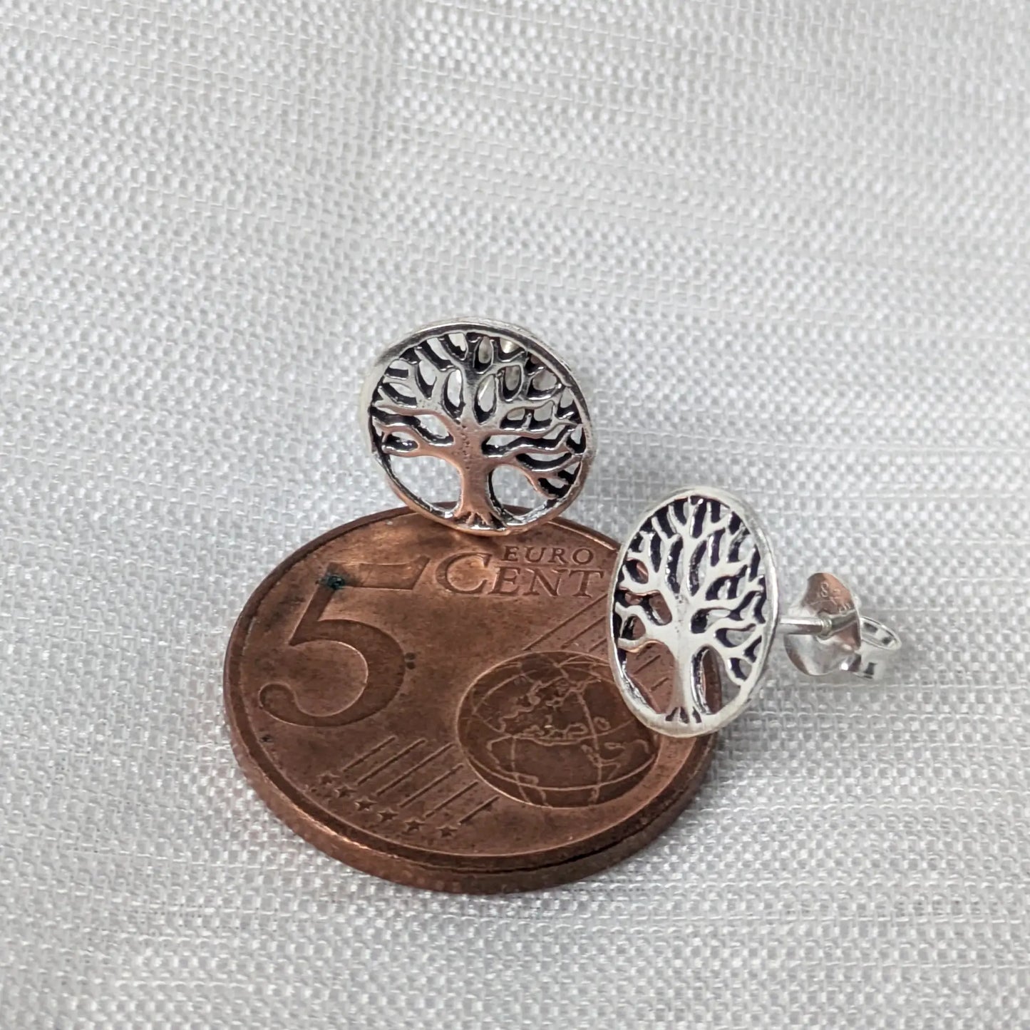 Größenvergleich der filigranen Tree of Life Silberohrstecker flach neben einer 5-Cent-Münze zur Veranschaulichung des Durchmessers.