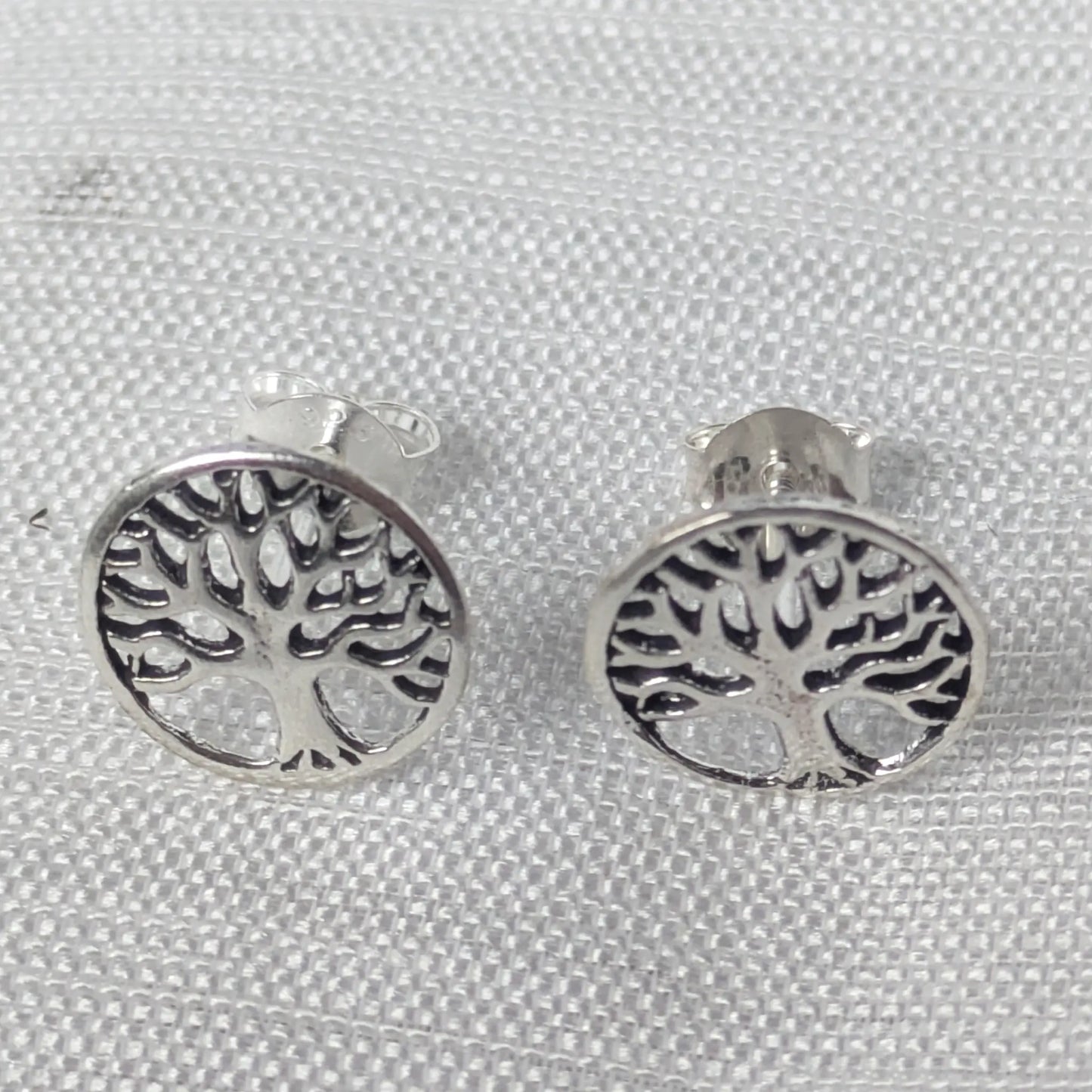 Frontale Ansicht der Tree of Life Ohrringe aus Sterling Silber mit kontrastierenden, dunkel patinierten Zwischenräumen.