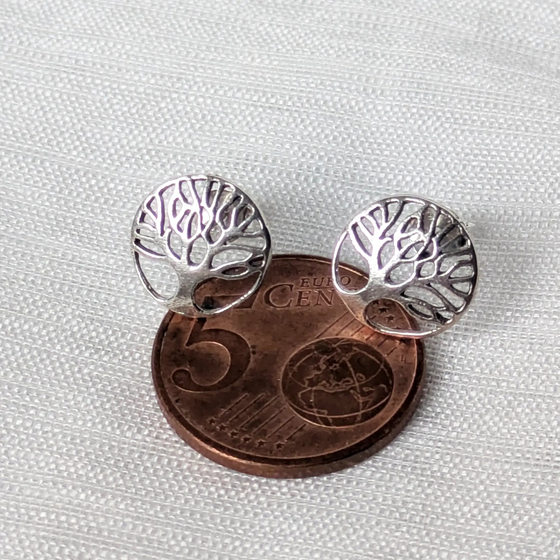 Größenvergleich der filigranen Weltenbaum-Silberohrringe neben einer 5-Cent-Münze zur exakten Einschätzung des Durchmessers.