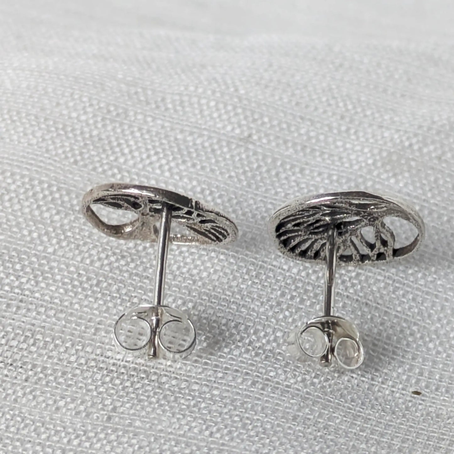 Rückansicht der runden Silber-Ohrstecker mit Fokus auf die Verarbeitung der Rückseite und den klassischen Steckverschluss.