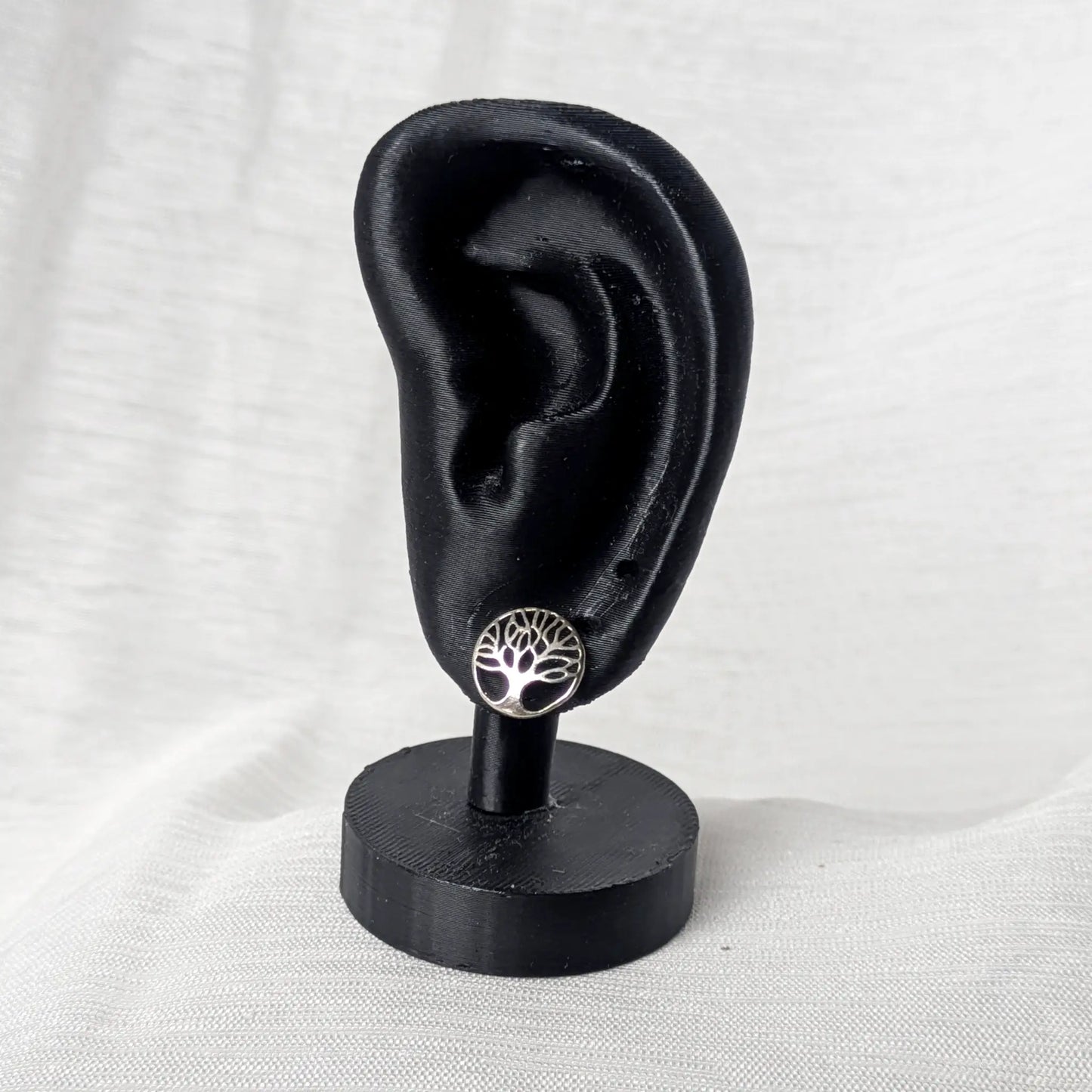 Runde 925 Silber Lebensbaum-Ohrstecker präsentiert an einem schwarzen Ohr-Display zur Veranschaulichung der Trageoptik.