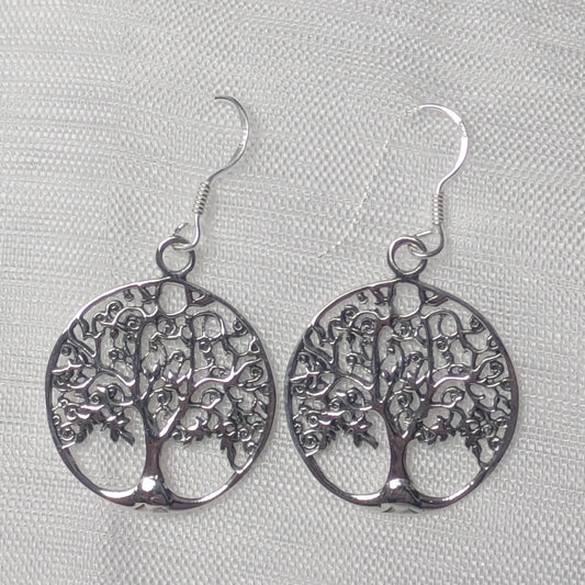 Detailansicht Lebensbaum Ohrring Silber 925 Sterling fein ausgearbeitet.