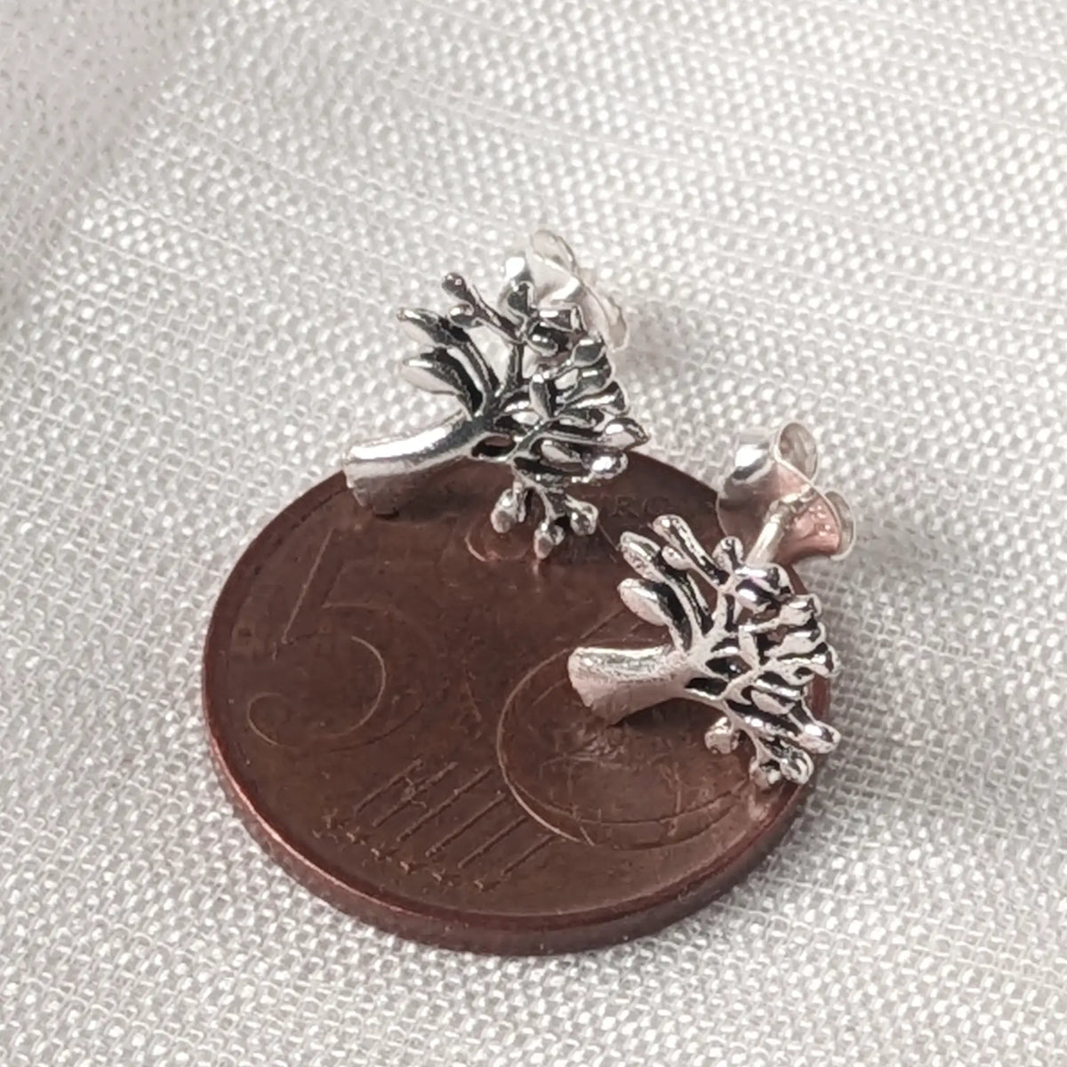 Filigrane Lebensbaum Ohrringe aus 925 Silber liegend auf einer 5-Cent-Münze für den exakten Größenvergleich.