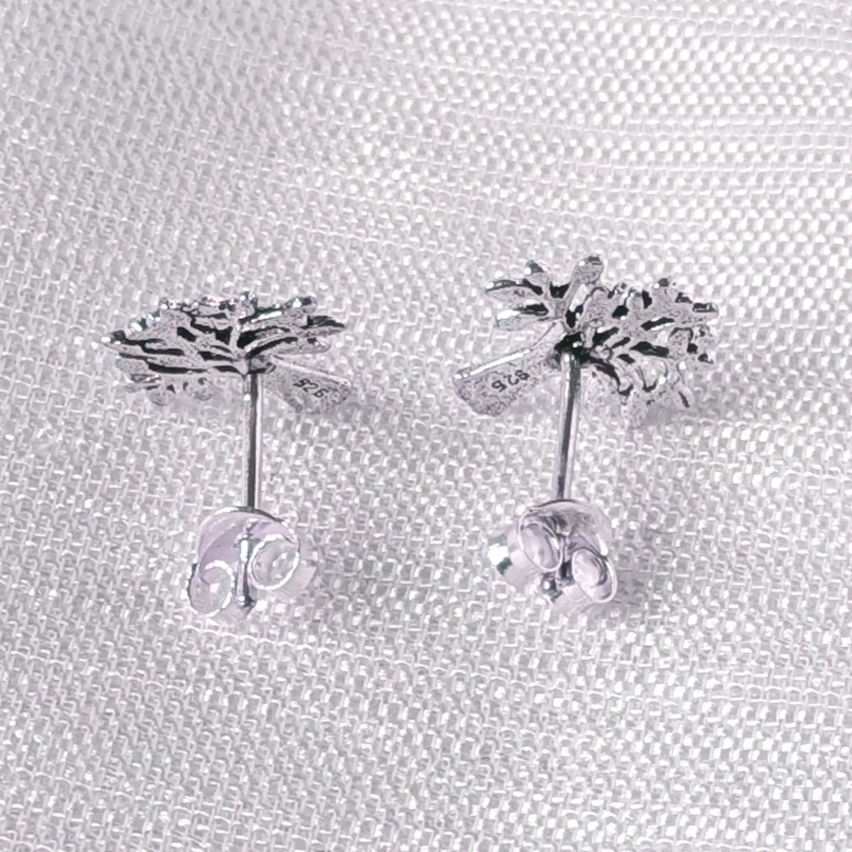 Rückansicht der Silber-Ohrstecker Motiv Baum mit sicherem Poussette-Verschluss für den Alltag.