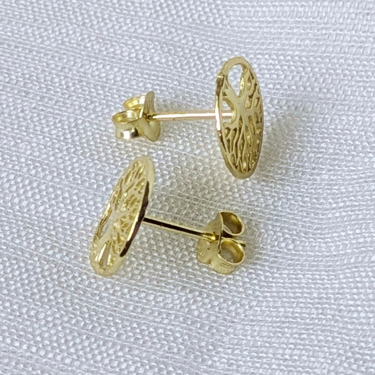 Seitenansicht der flachen vergoldeten Silber-Ohrstecker zur Veranschaulichung des anliegenden Profils.
