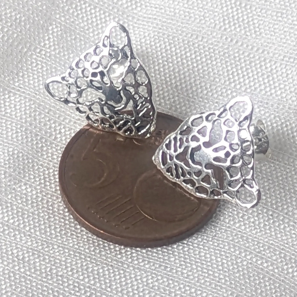 Größenvergleich eines Leopard-Raubkatzen-Ohrsteckers aus 925 Silber flach liegend auf einer 5-Cent-Münze.