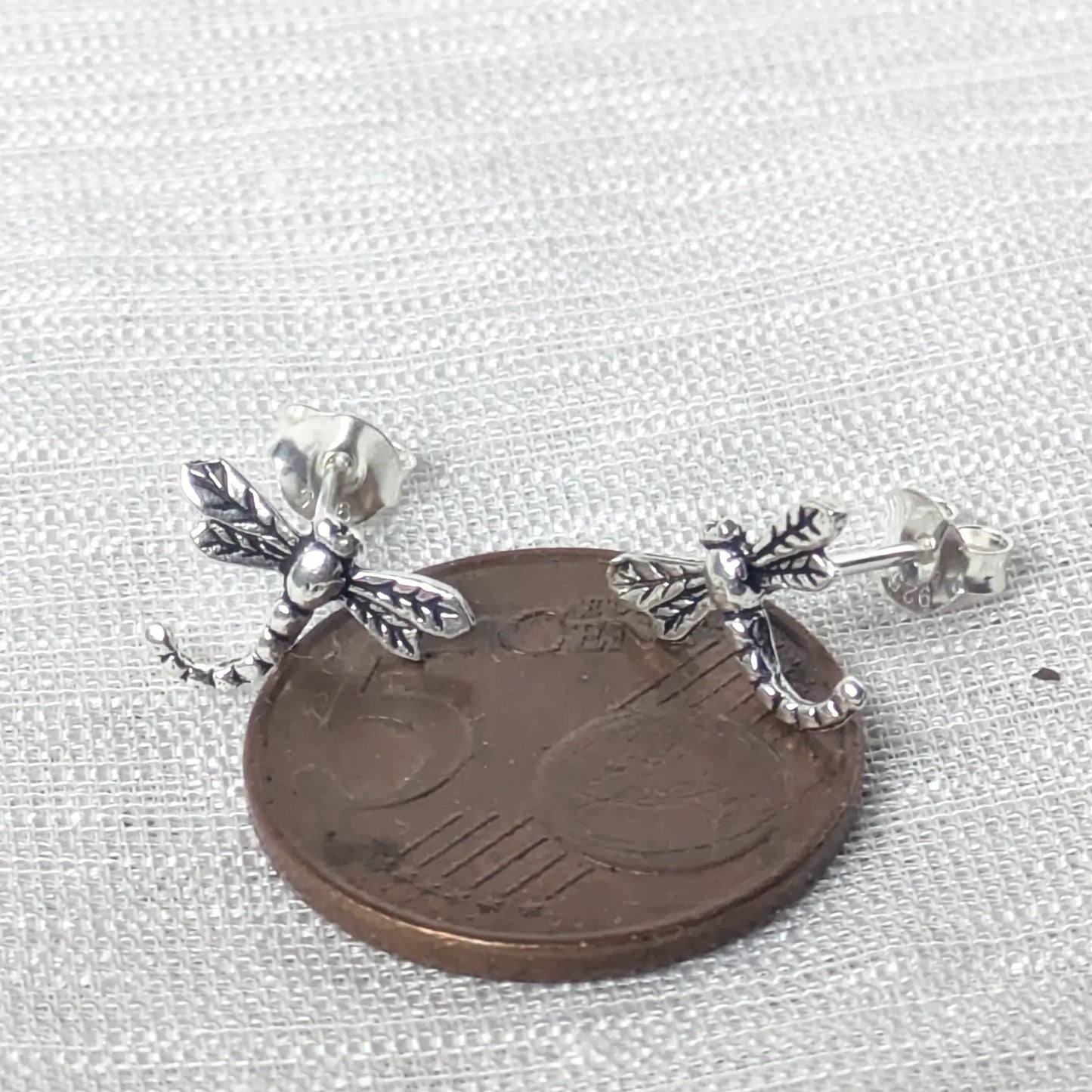 Größenvergleich: Libellen Ohrstecker aus Silber neben einer 5-Cent-Münze
