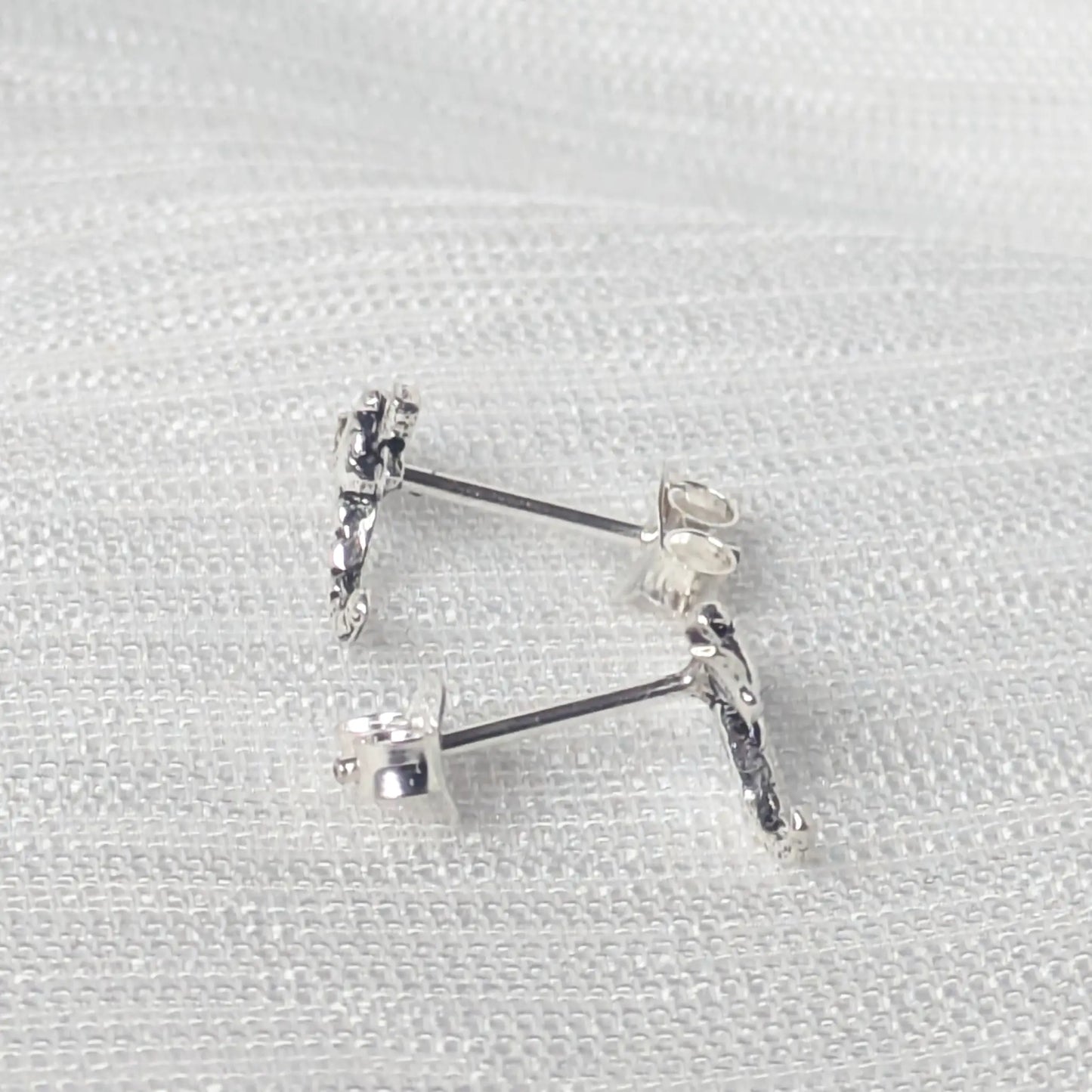 Seitliche Perspektive der Libellen Ohrstecker aus Silber, zeigt das detaillierte Profil