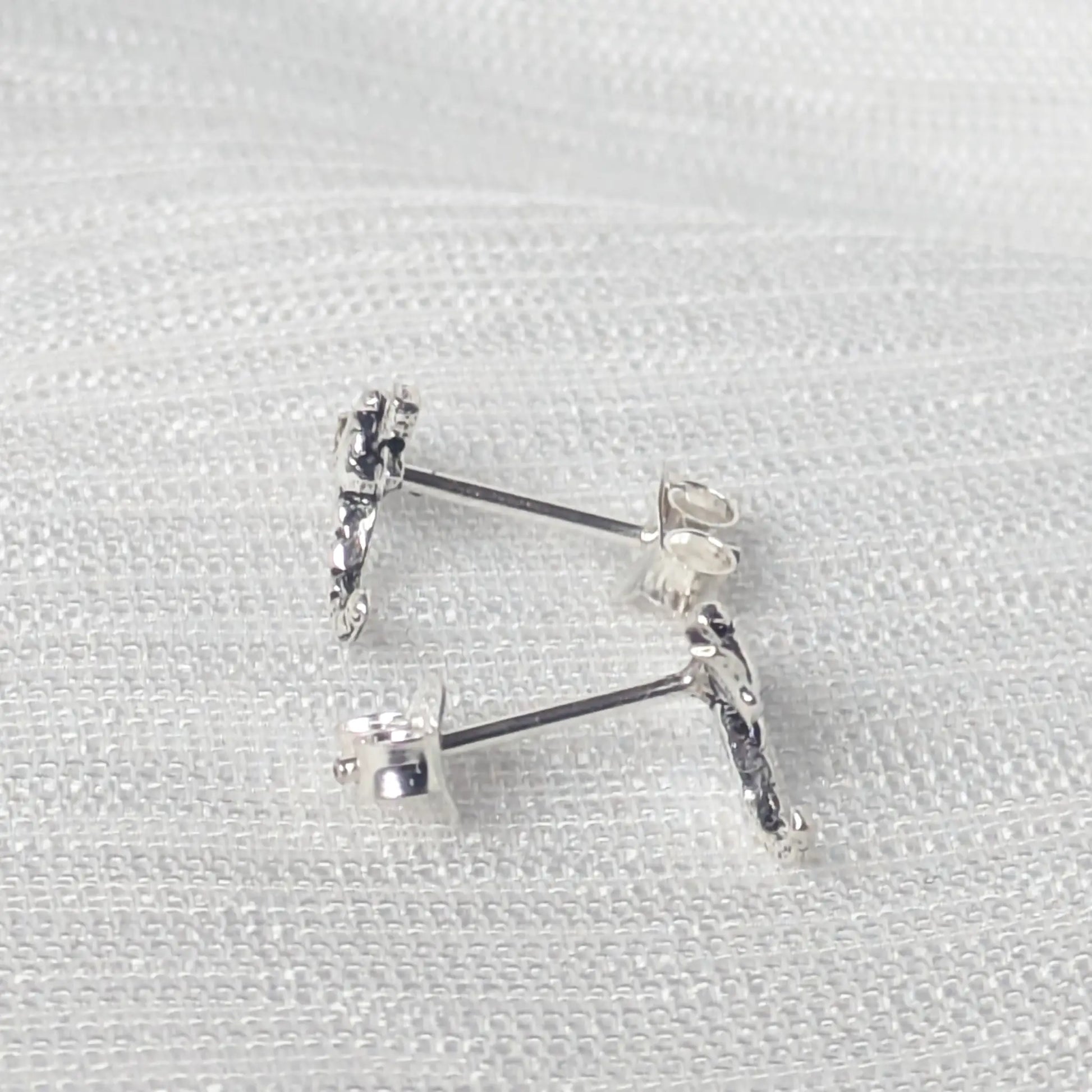 Seitliche Perspektive der Libellen Ohrstecker aus Silber, zeigt das detaillierte Profil