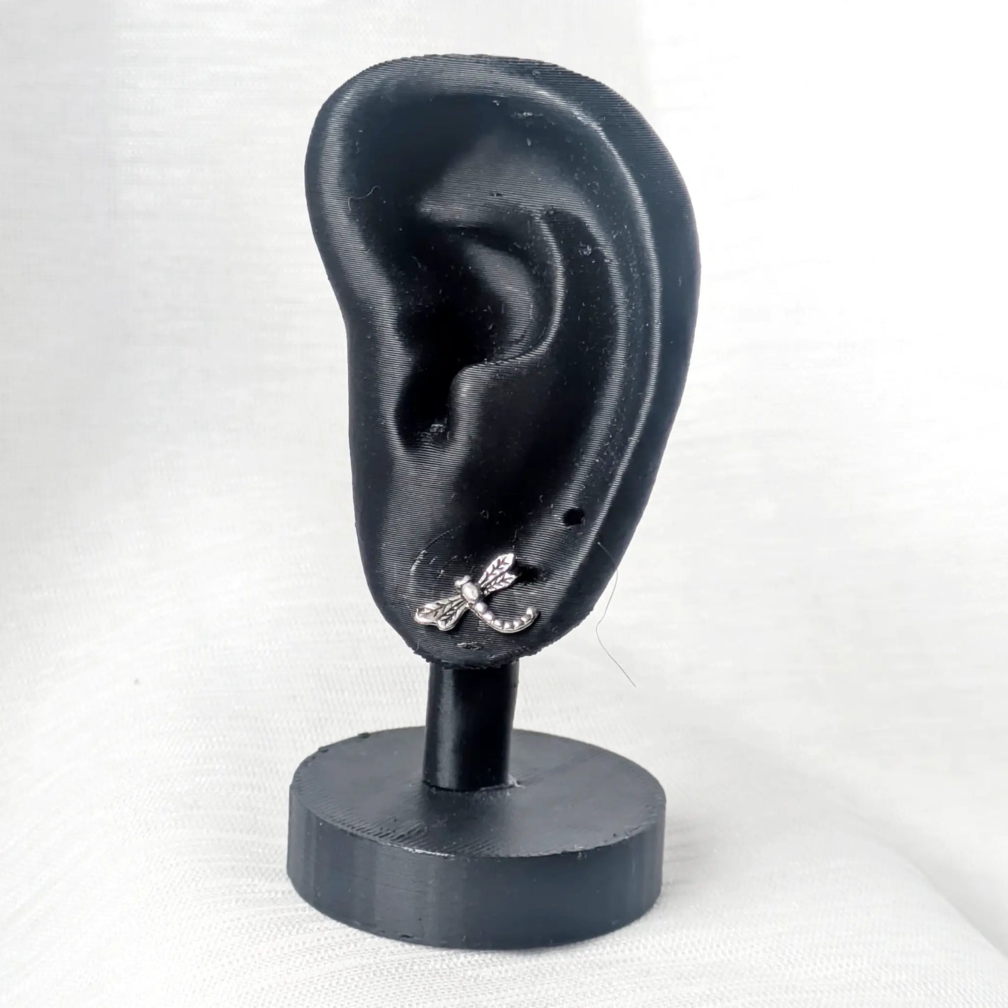 Libellen Ohrstecker 925 Silber präsentiert an einem schwarzen Ohr-Display