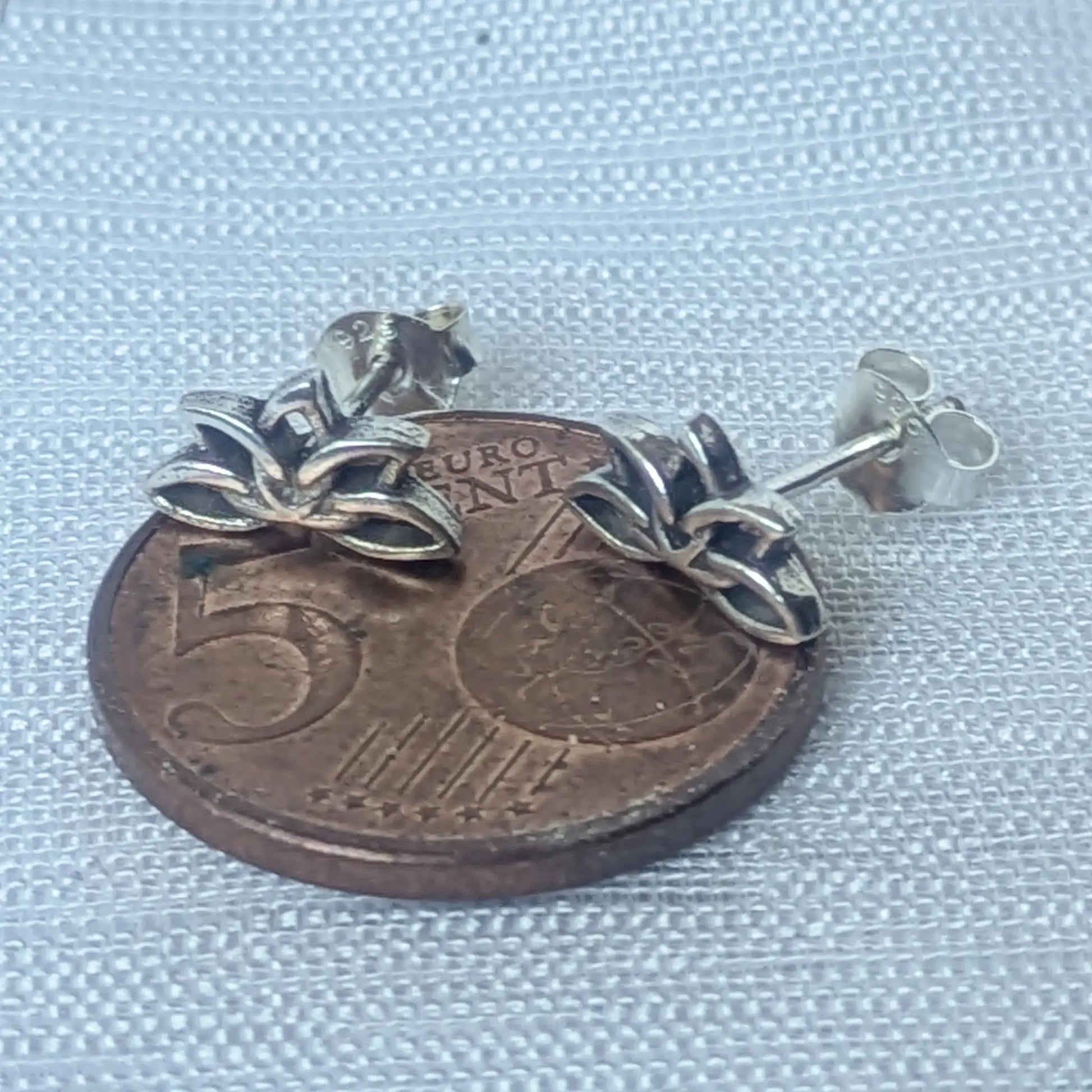 Größenvergleich der eleganten Lotosblüten Silber-Ohrstecker platziert auf einer 5-Cent-Münze.